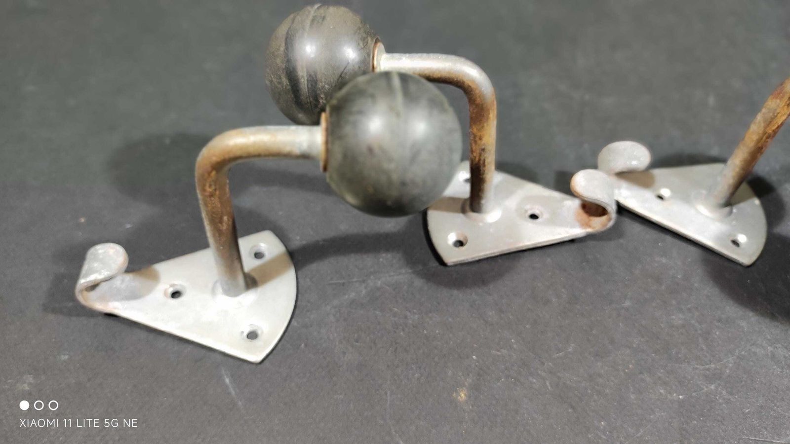 photo vinterior Lot de 4 patères industrielles vintage françaises à boule en bakélite, années 1960