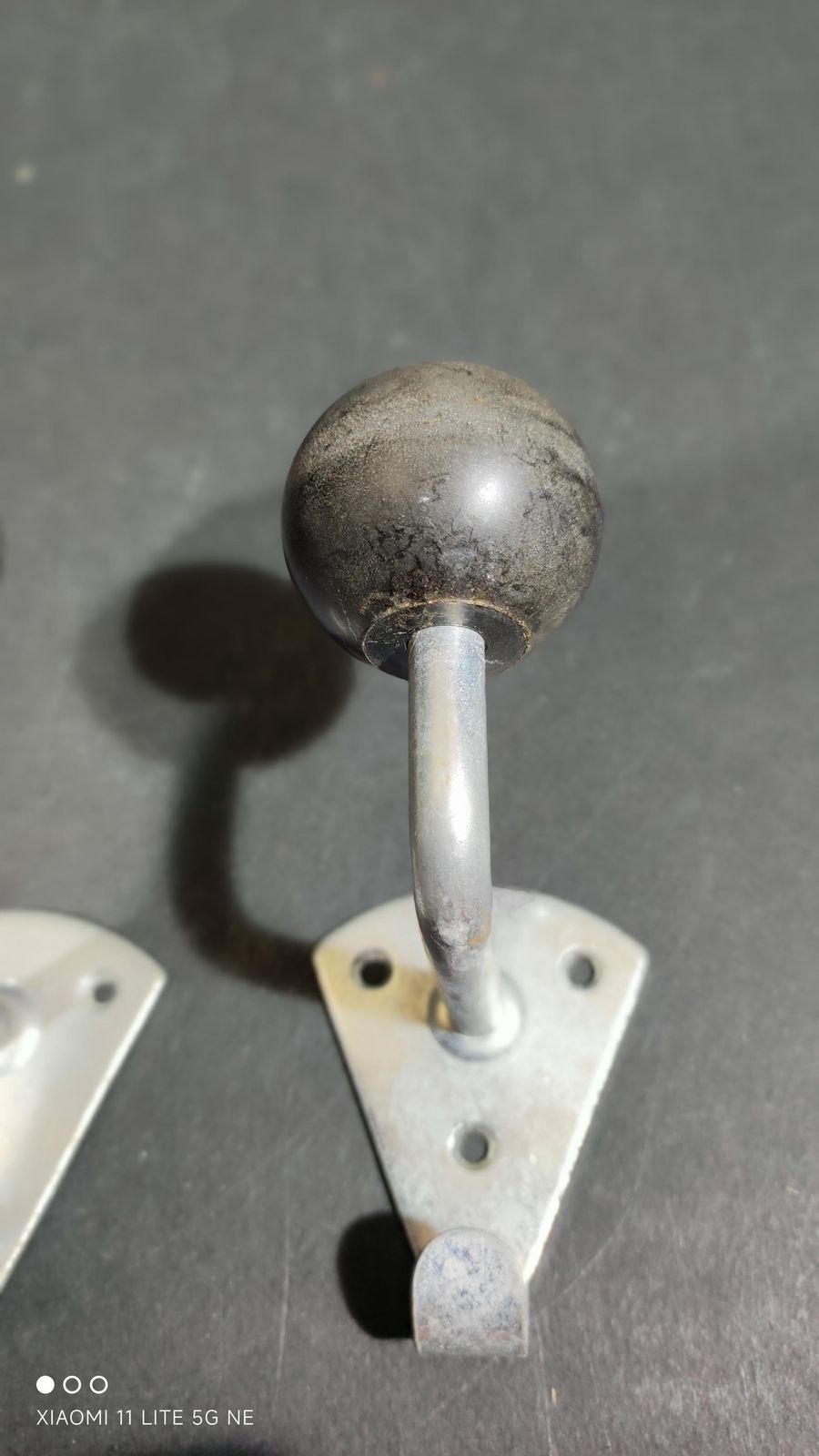 photo vintage Lot de 4 patères industrielles vintage françaises à boule en bakélite, années 1960