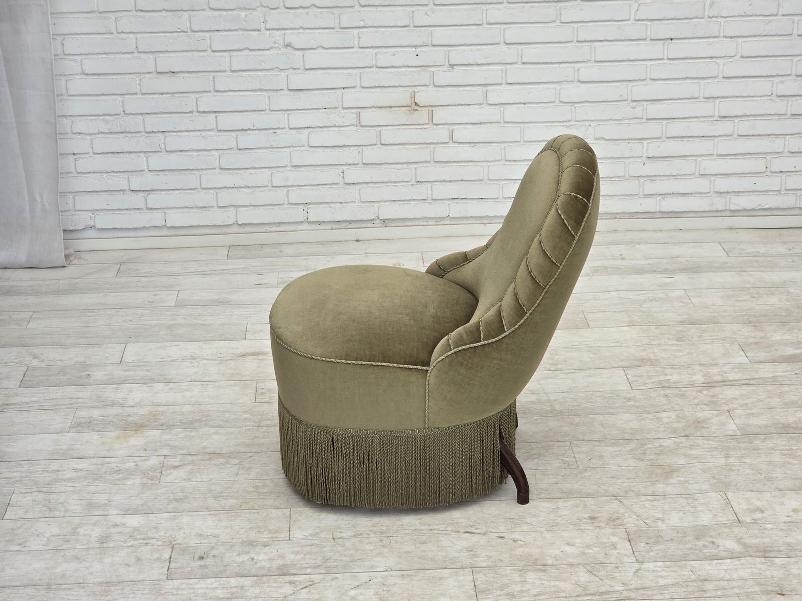 photo vinterior 1960s, Danish Easy Chair, Original Green Furniture Velour.
