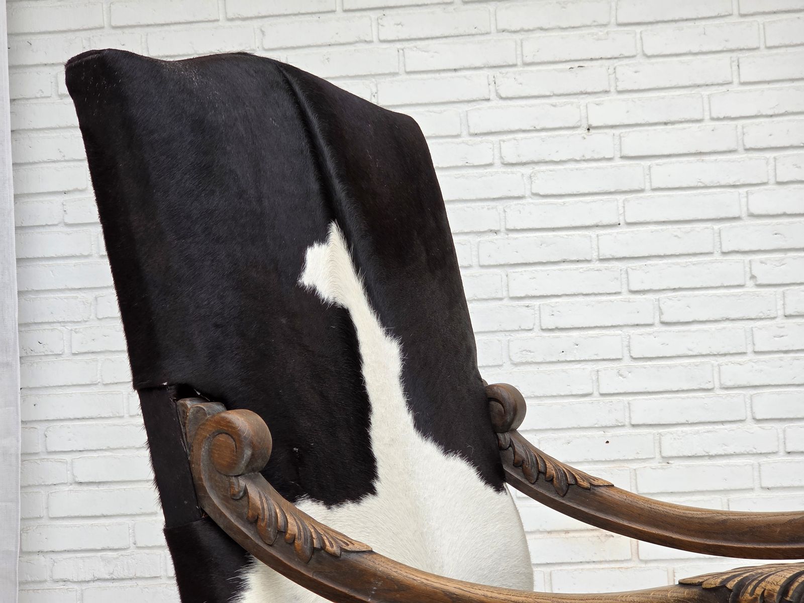 Ca. Jaren 1950, Deense Fauteuil Met Hoge Rug, Echt Koehide, Eikenhout. photo for sale