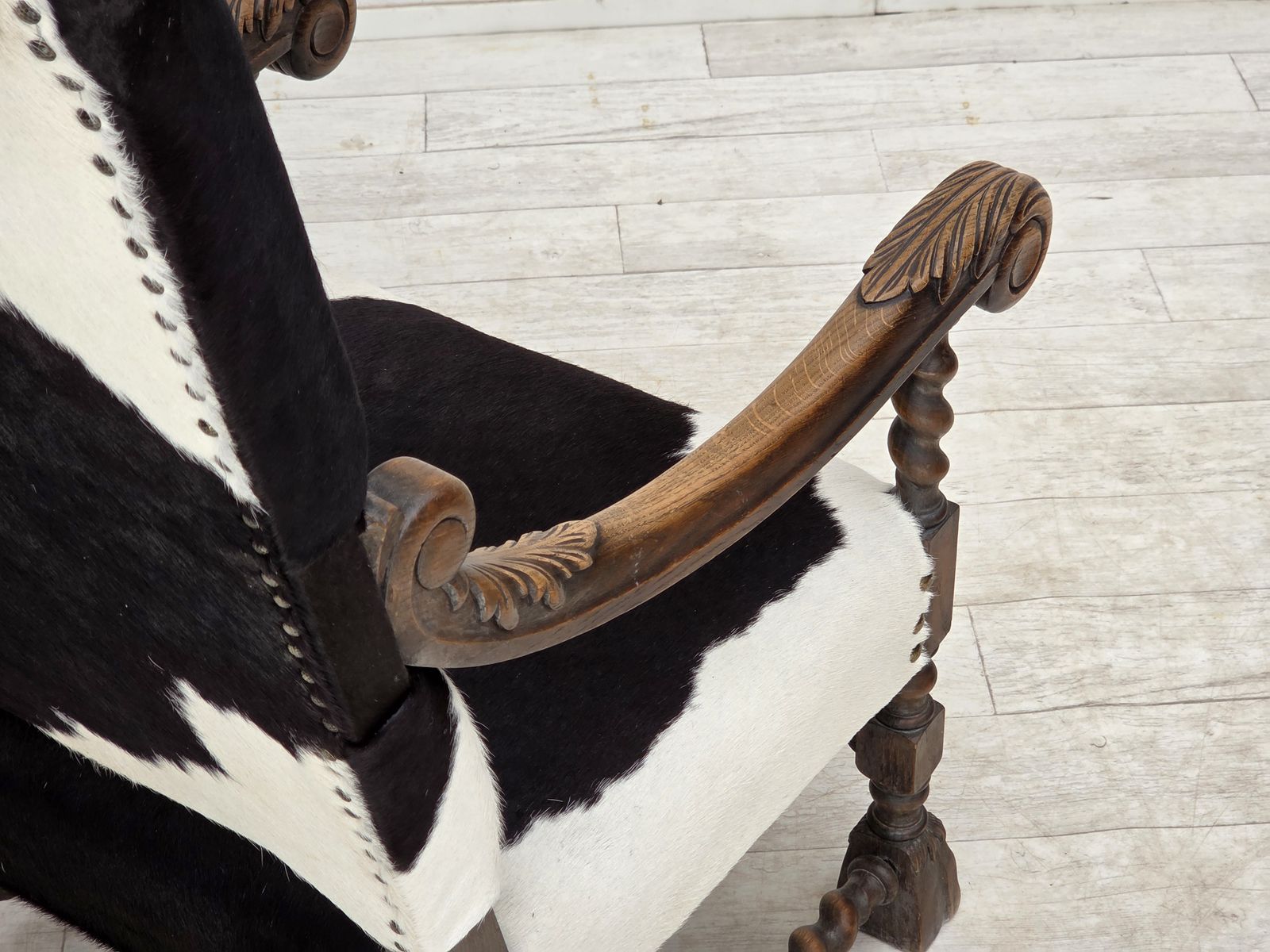 Meubels Ca. jaren 1950, Deense fauteuil met hoge rug, echt koehide, eikenhout. photo