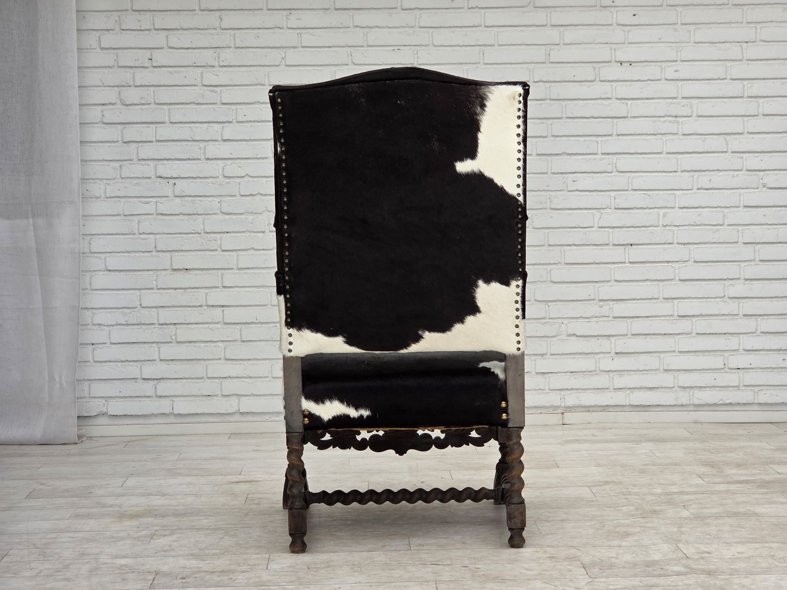 1170.0 Ca. jaren 1950, Deense fauteuil met hoge rug, echt koehide, eikenhout. photo