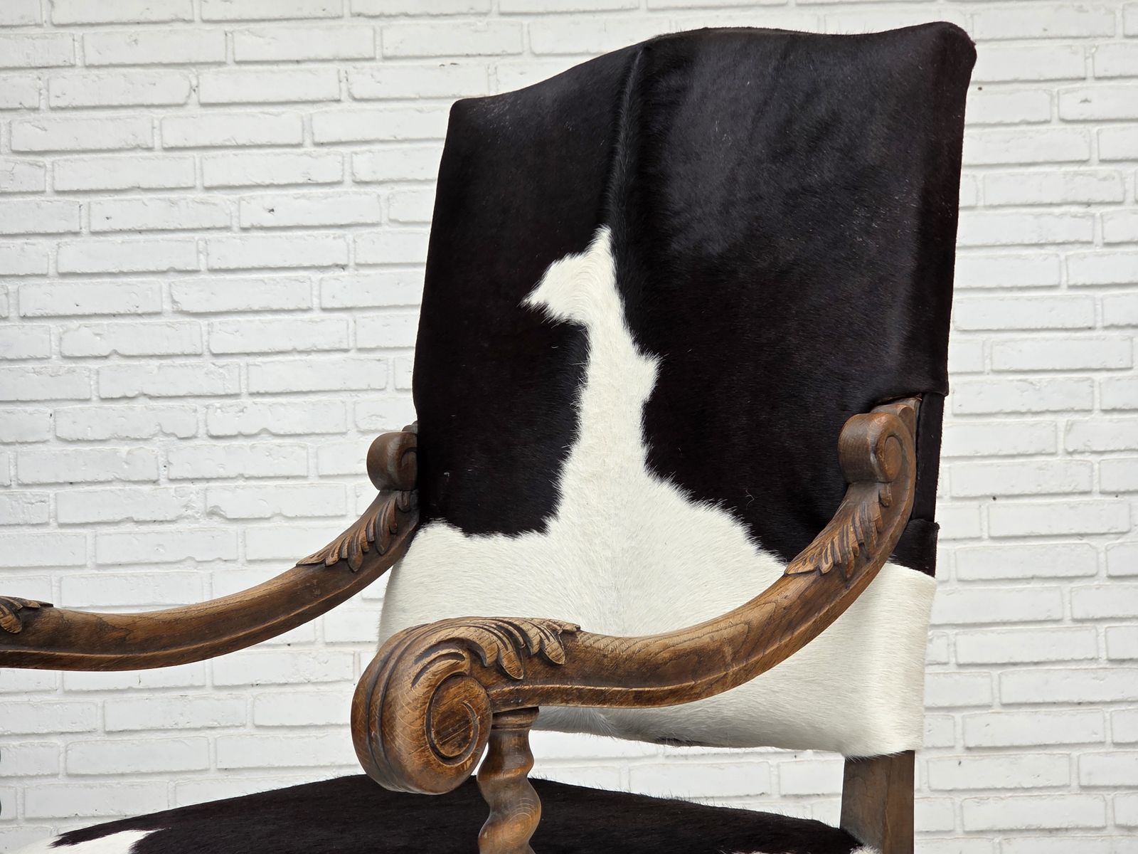 photo vintage 1950s, Danish Highback Armchair, Genuine Cowhide, Oak Wood.