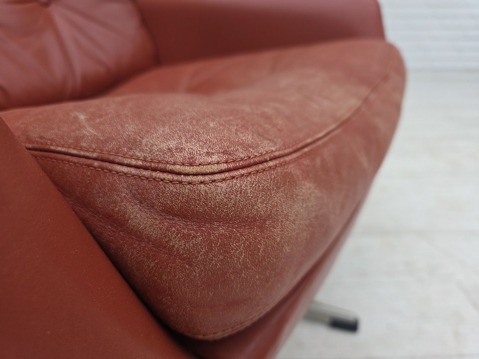 Ca. jaren 1970, Deens design van H.W.Klein, draaifauteuil, meubelsleder. photo buy