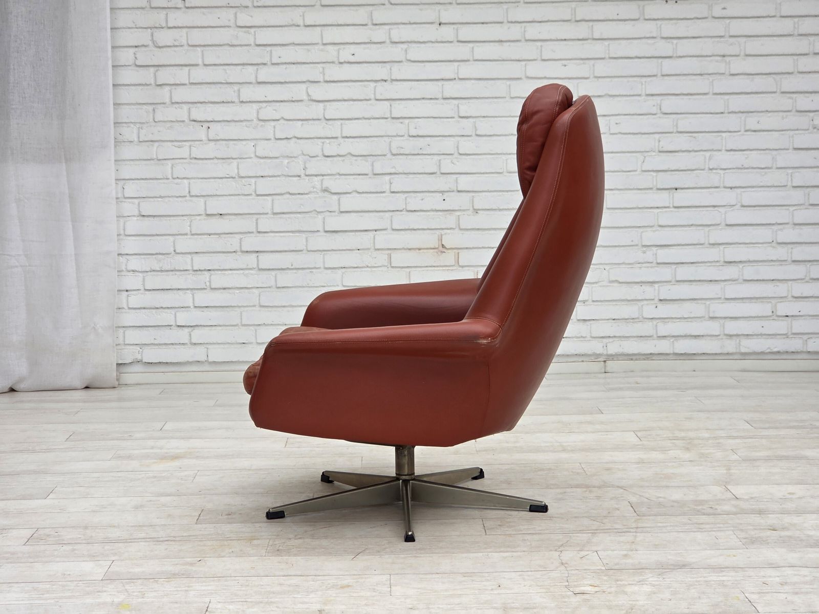 photo buy Ca. jaren 1970, Deens design van H.W.Klein, draaifauteuil, meubelsleder.