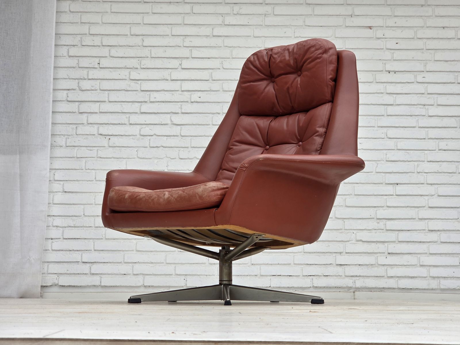 photo vintage 1970s, Danish Design By H.W.Klein, Swivel Armchair, Furniture Leather.