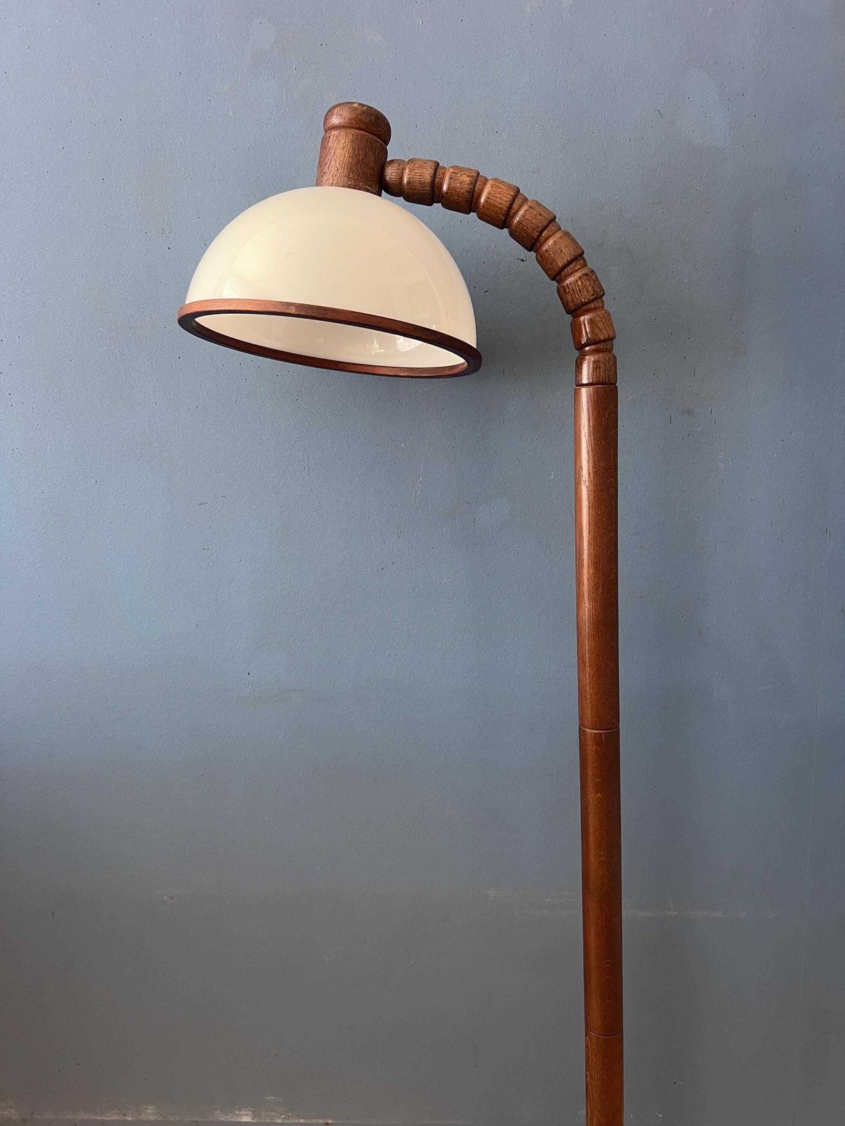 Mid-Century Bruine Houten Steinhauer Vloerlamp Met Acrylglazen Kap photo buy
