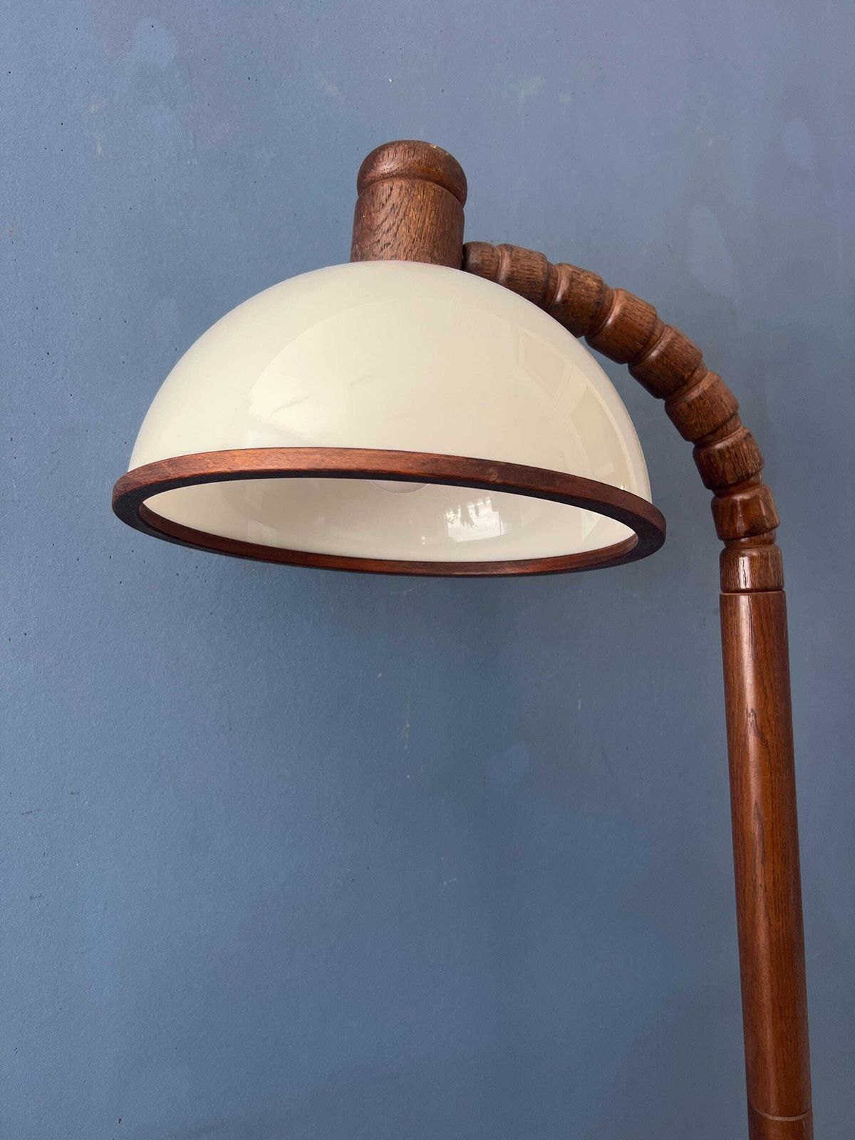 Mid Century Bruine Houten Steinhauer Vloerlamp Met Acrylglazen Kap photo vintage