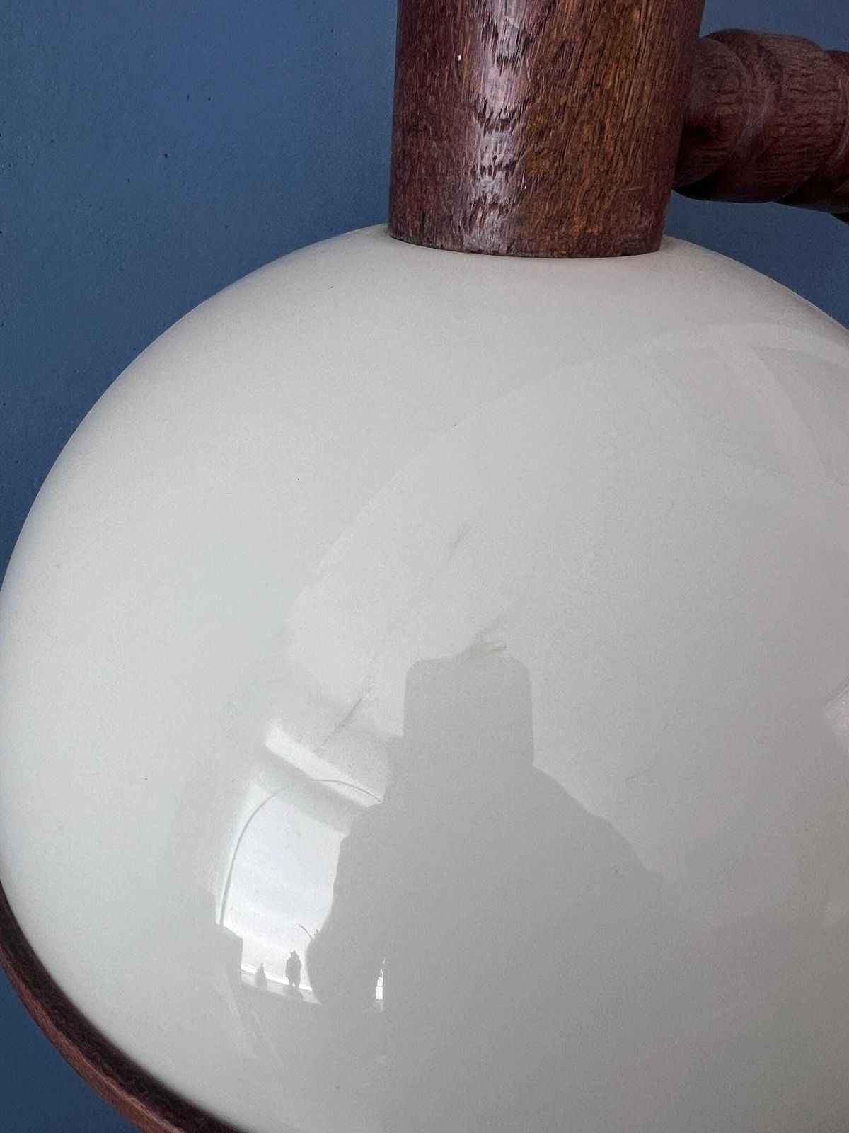 photo vintage Mid-Century Bruine Houten Steinhauer Vloerlamp Met Acrylglazen Kap