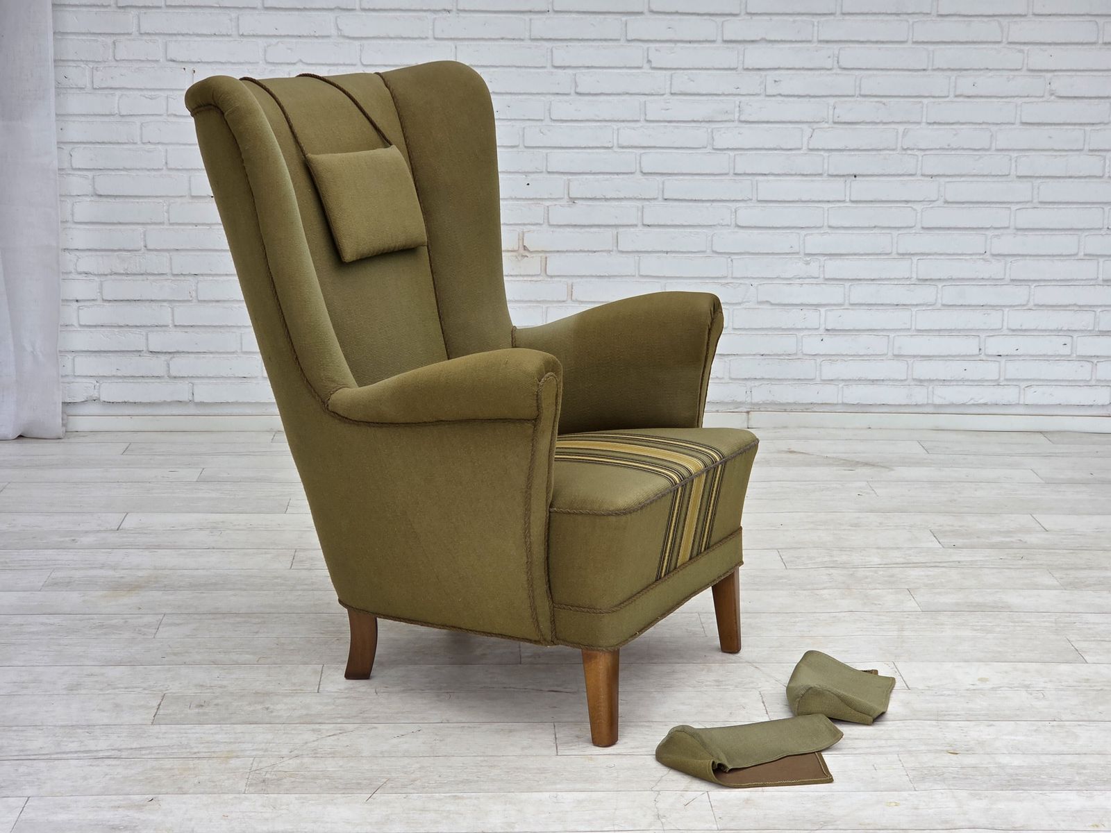 Ca. jaren 1960, Deense fauteuil met hoge rugleuning, groen meubelwol. photo vinterior