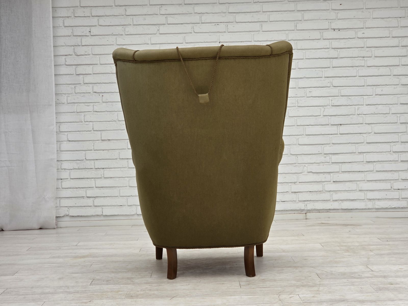 photo buy Ca. jaren 1960, Deense fauteuil met hoge rugleuning, groen meubelwol.