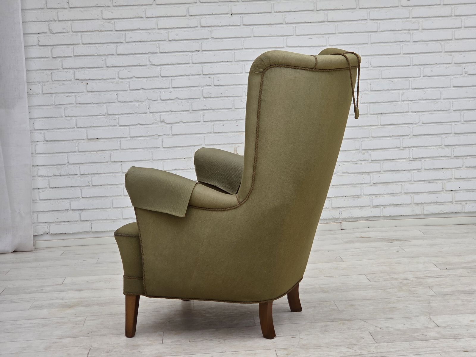 photo vintage Ca. jaren 1960, Deense fauteuil met hoge rugleuning, groen meubelwol.