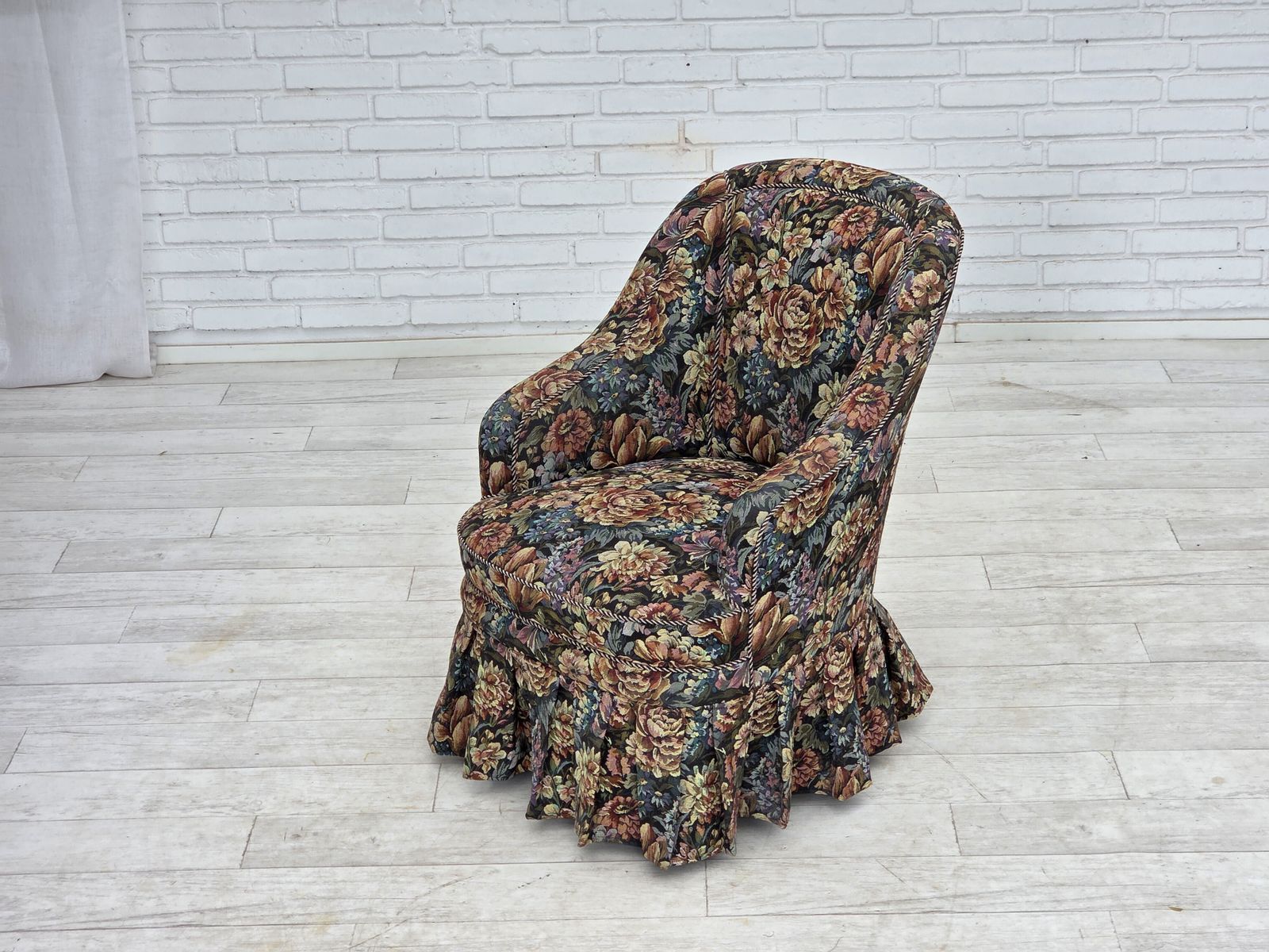 photo vinterior Jaren 1960, Deense cocktail lounge fauteuil, jacquardstof meubelstoffering.