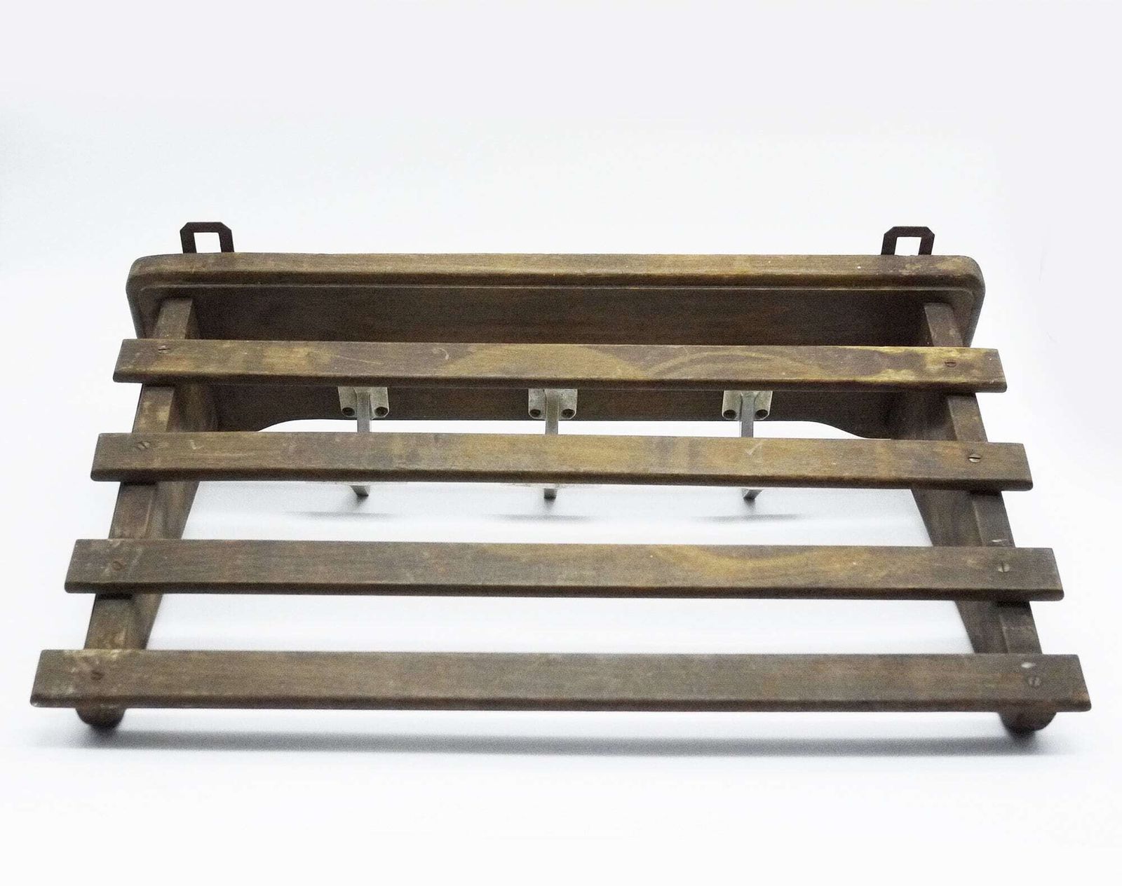 photo furniture Vintage Franse houten kapstok met plank, jaren 1940