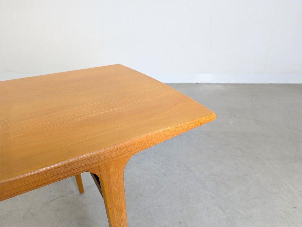 Table basse mid-century dans le style d'une table basse vintage Johannes Andersen photo buy