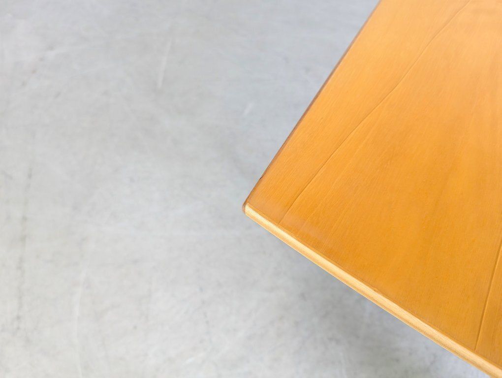 Table basse mid-century dans le style d'une table basse vintage Johannes Andersen photo vintage
