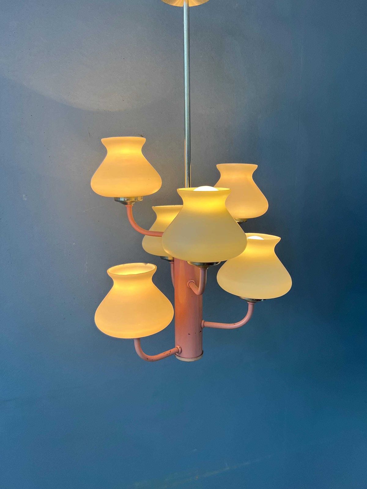 Mid Century Hanglamp Met Wit Opaalglaswerk En Roze Frame photo furniture