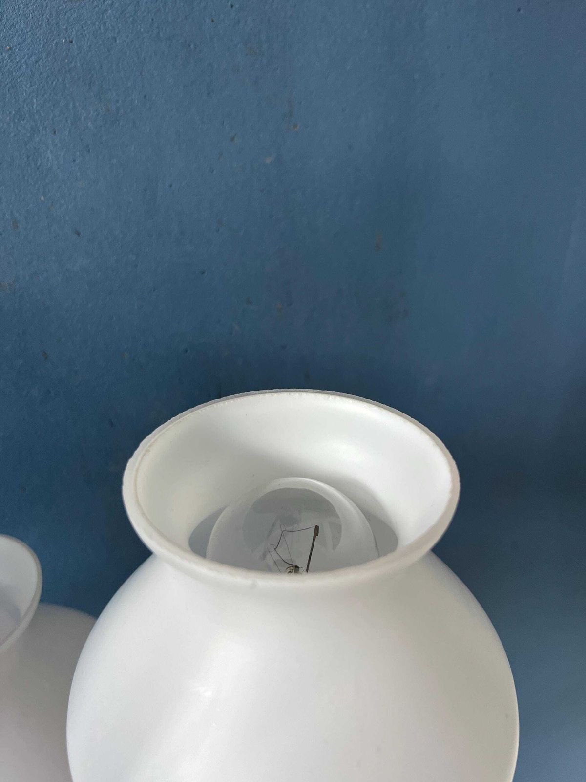 photo vinterior Mid-Century Hanglamp met Wit Opaalglaswerk en Roze Frame