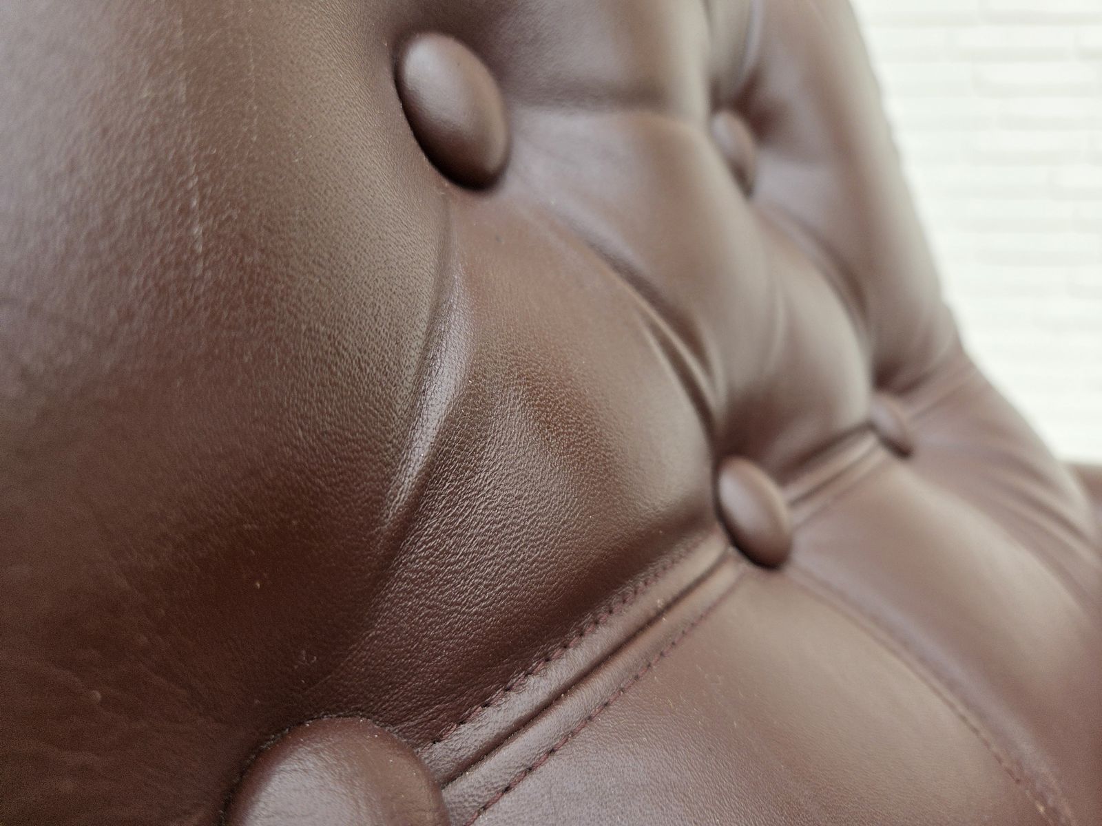 Ca. jaren 1970, Deense fauteuil, bruin meubelleer. photo vinterior
