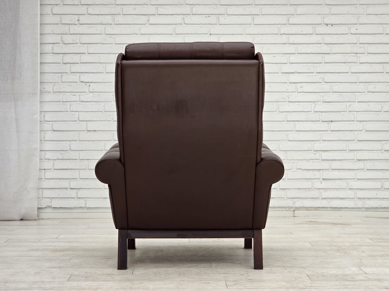photo vinterior Ca. jaren 1970, Deense fauteuil, bruin meubelleer.