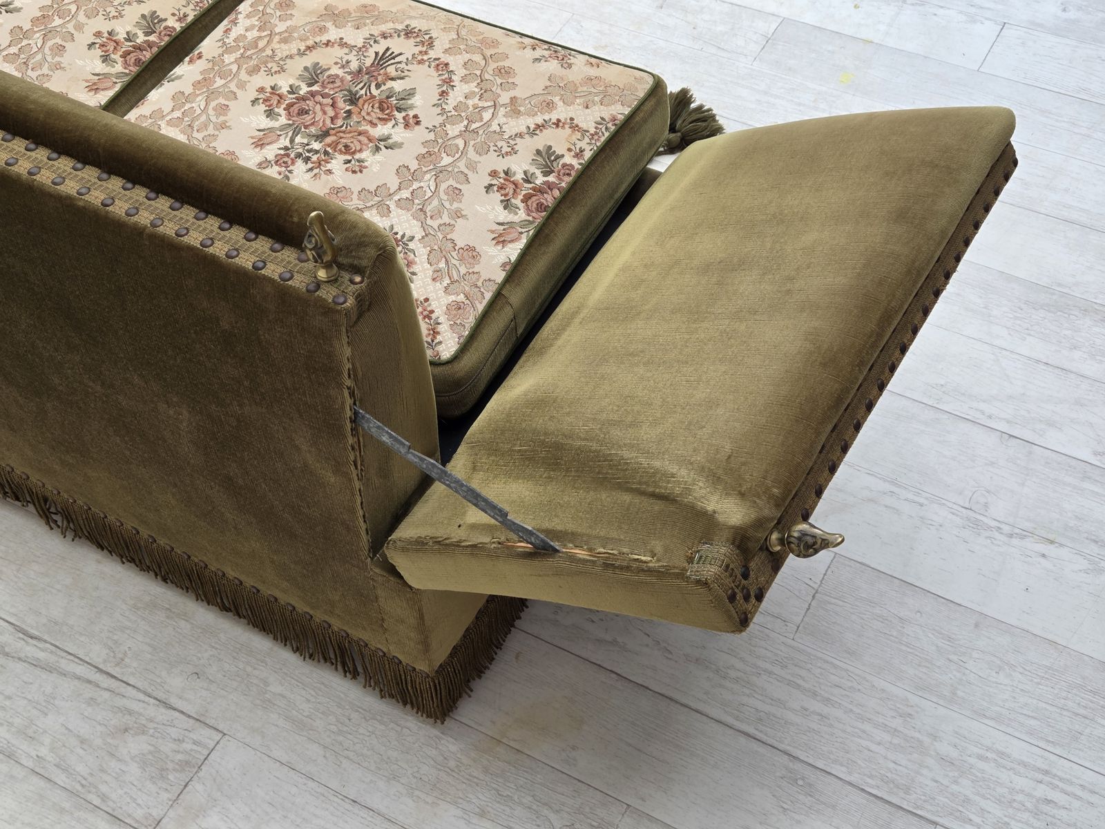 Jaren 1970, Deense 2 Zits "Spanish" Sofa Met Neervallende Armleuningen, Meubelvelours. photo vintage