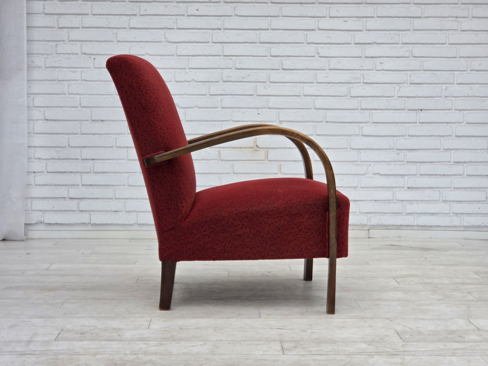 Ca. jaren 1950, Deense art deco fauteuil, rode meubelwol, beukenhout. photo vintage