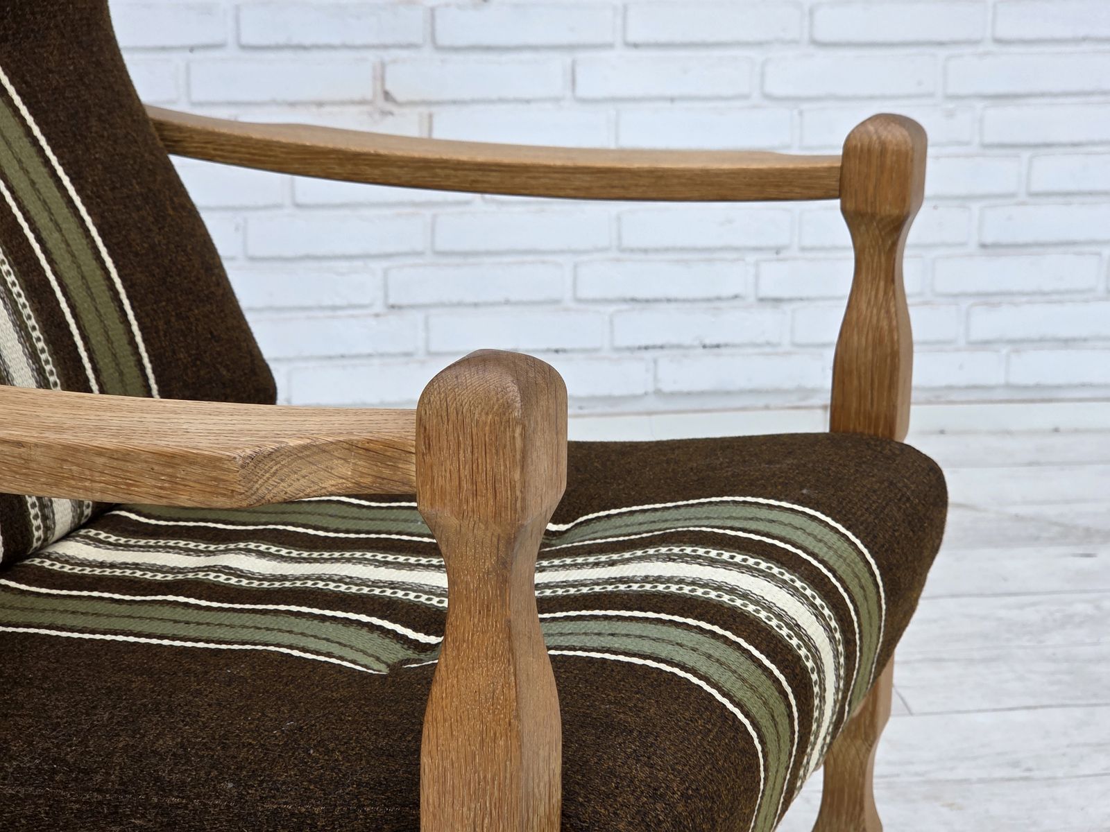 Ca. jaren 1970, Deense fauteuil, gestreept meubelwol, gesneden eikenhout. photo for sale