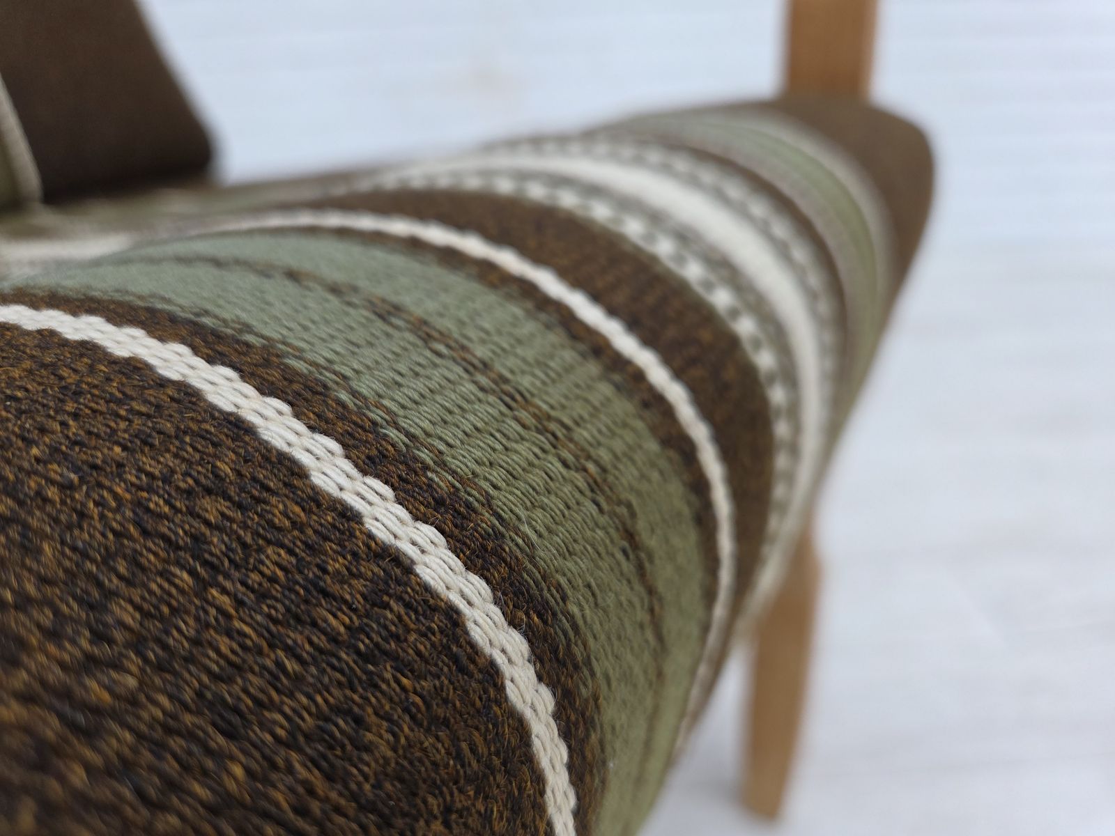 Ca. Jaren 1970, Deense Fauteuil, Gestreept Meubelwol, Gesneden Eikenhout. photo Meubels