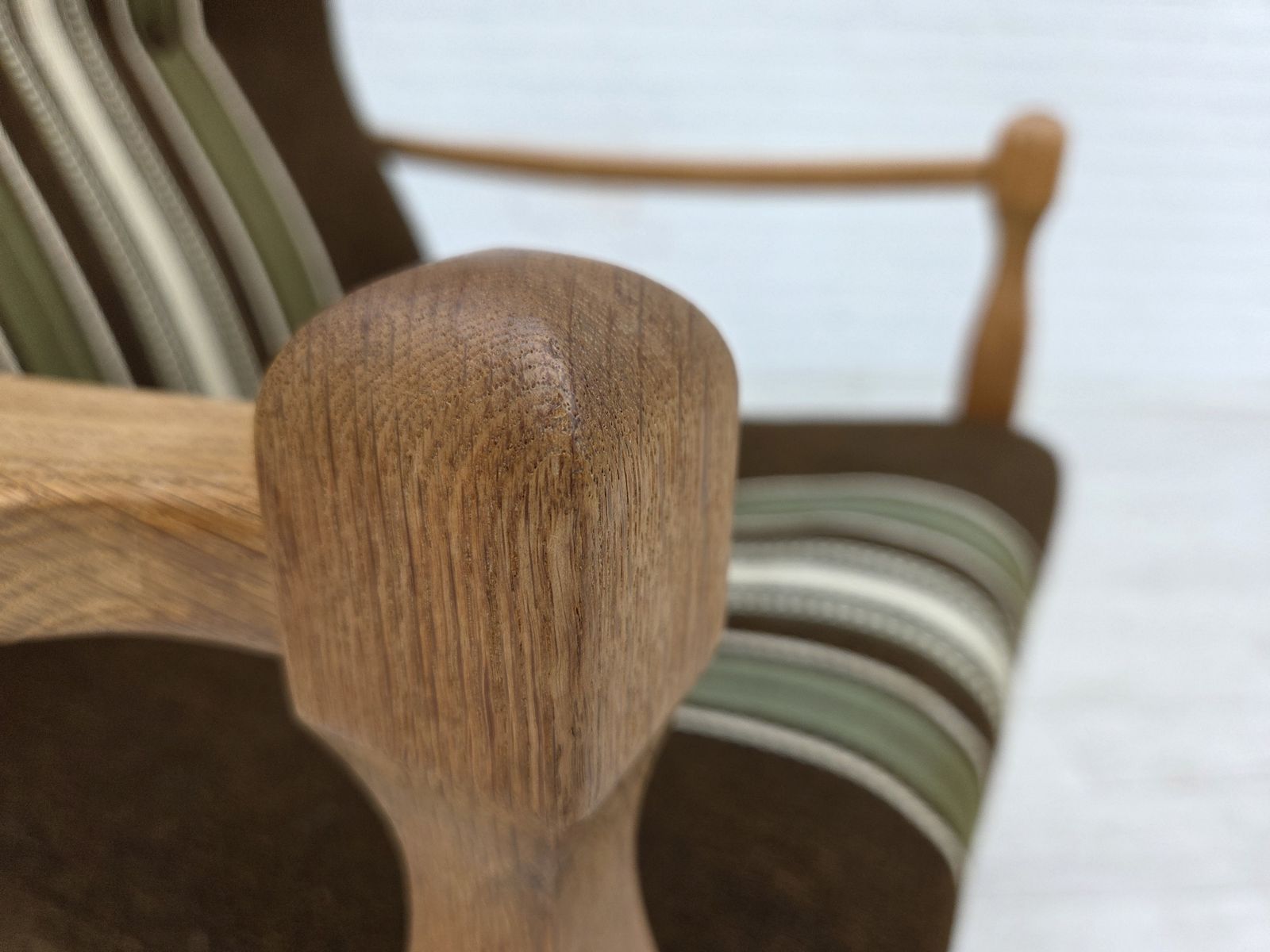 Ca. jaren 1970, Deense fauteuil, gestreept meubelwol, gesneden eikenhout. photo 750.0