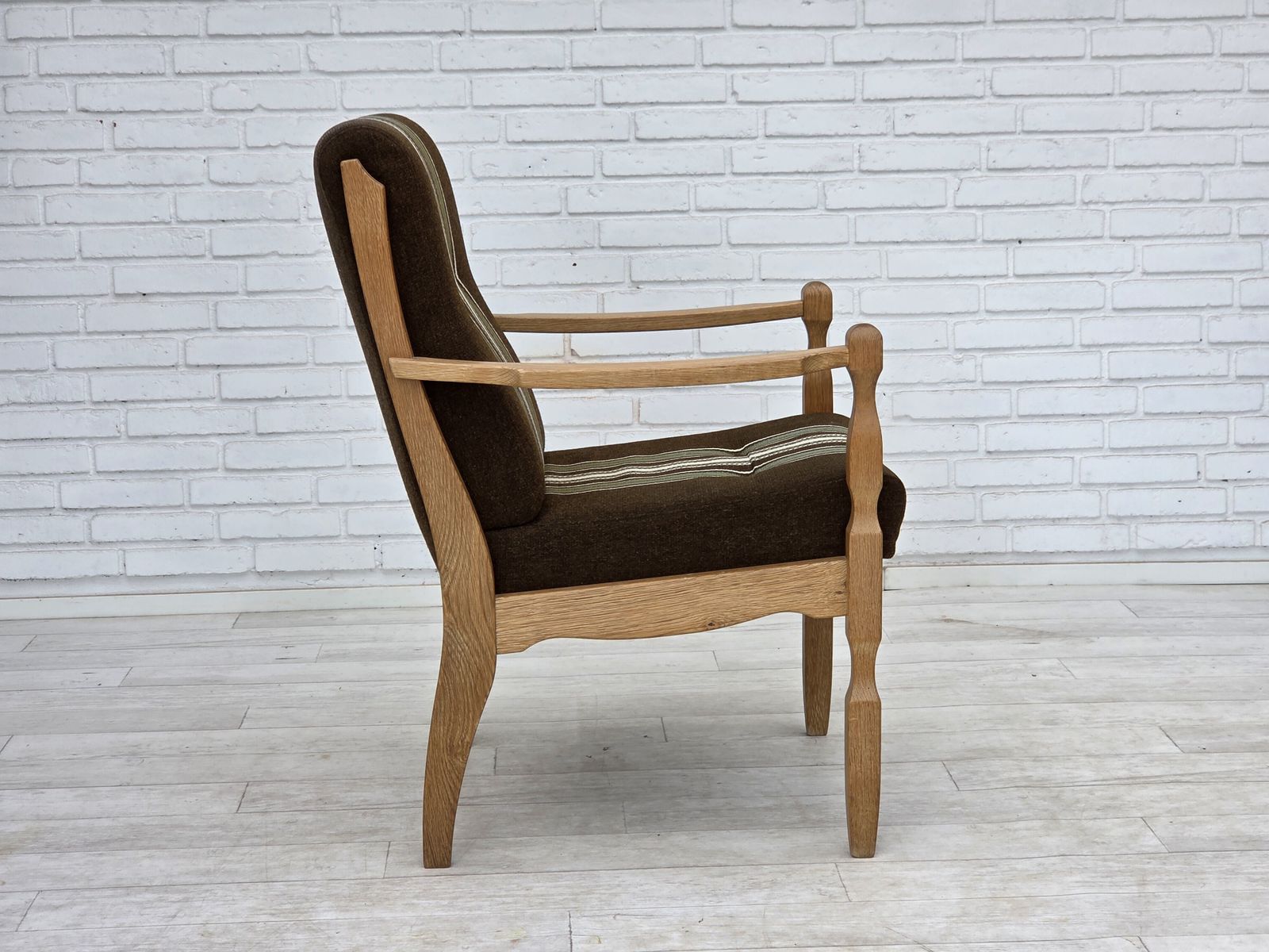 photo furniture Ca. jaren 1970, Deense fauteuil, gestreept meubelwol, gesneden eikenhout.