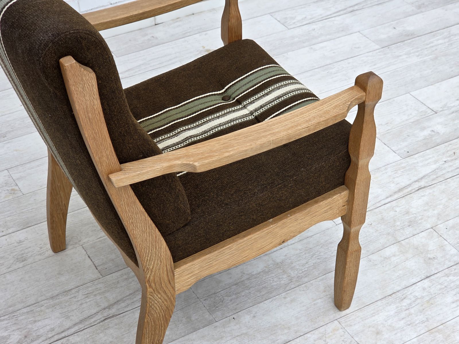 photo for sale Ca. jaren 1970, Deense fauteuil, gestreept meubelwol, gesneden eikenhout.