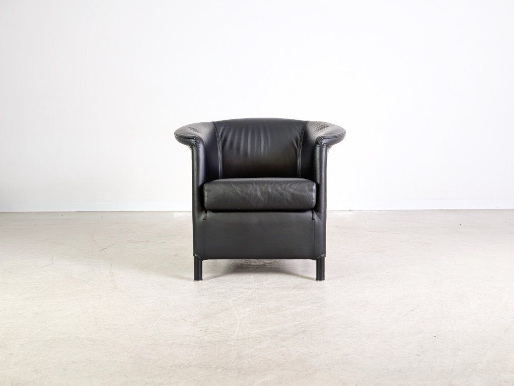 2 fauteuils Wittmann Aura en cuir noir, par Paolo Piva photo for sale