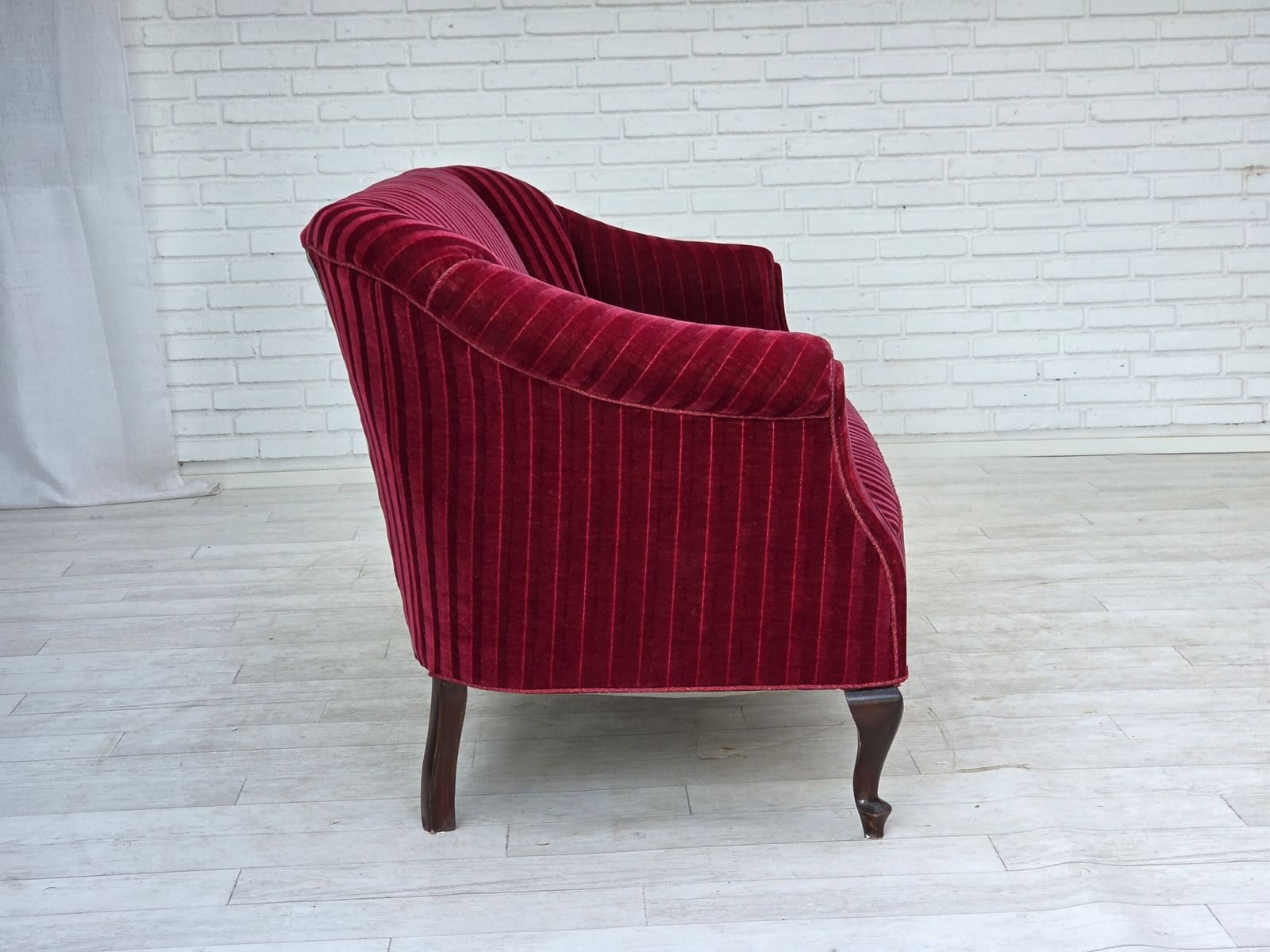 photo furniture Deens 2 Zitsbank, Ca. Jaren 1950, Rode Meubelvelours, Essen Houten Poten.