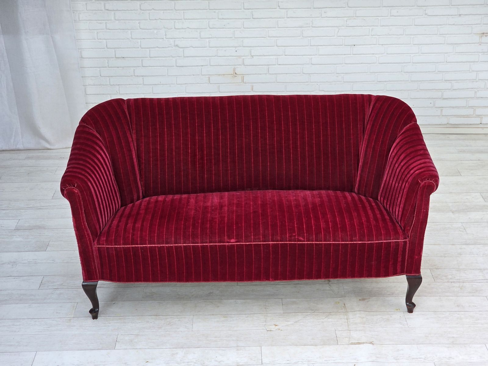 photo vinterior 1950s, Danish 2 Seater Sofa, Red Furniture Velour, Ash Wood Legs.