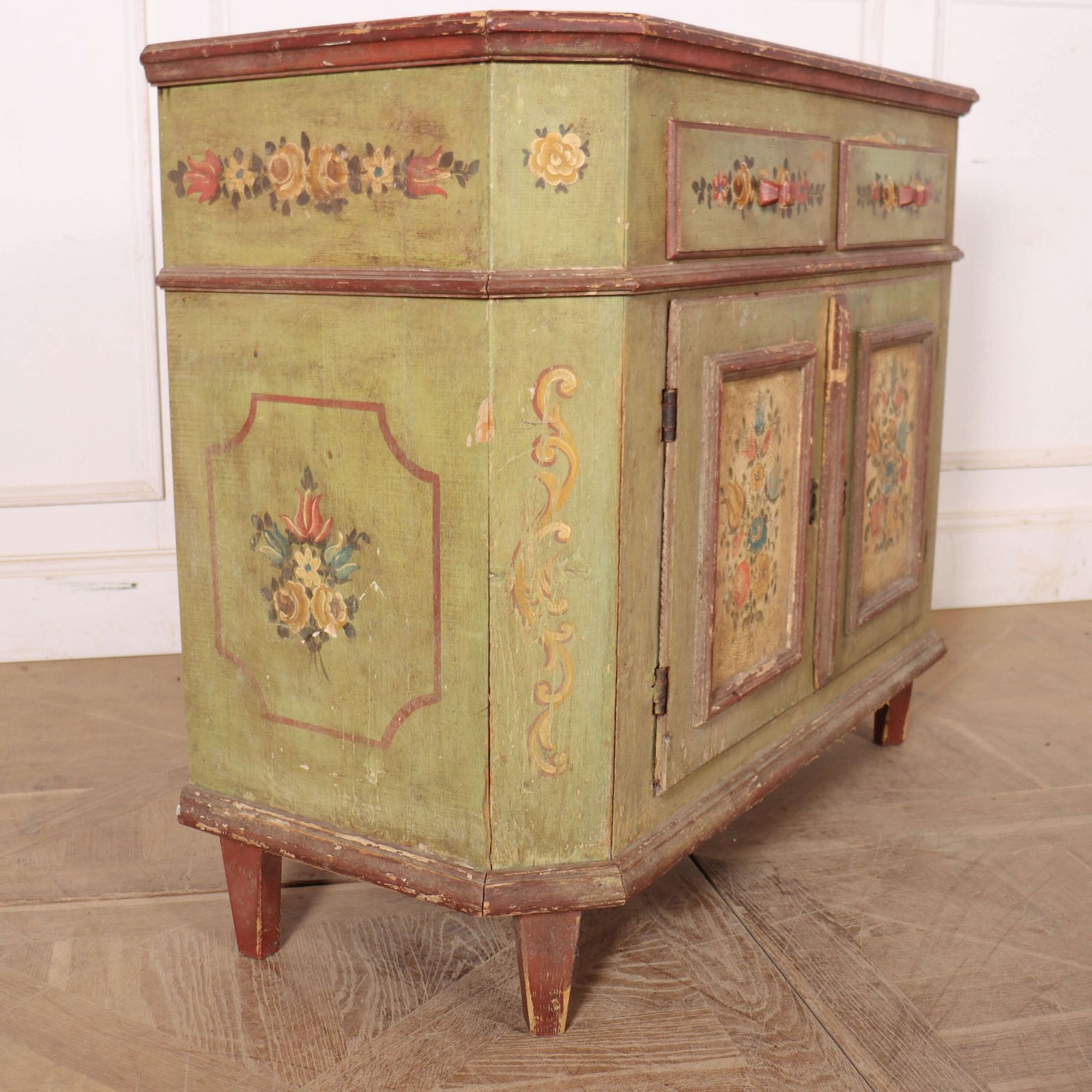 photo vinterior Original Painted Scandinavian Buffet