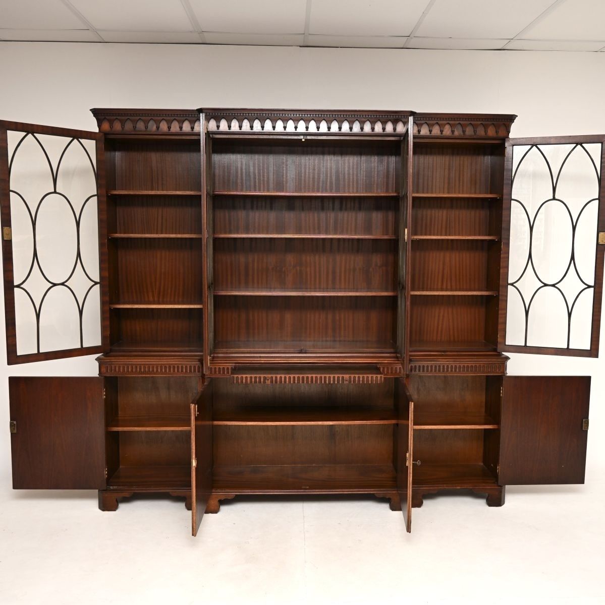 photo furniture Antique Georgian Style Mahogany Breakfront Bookcase