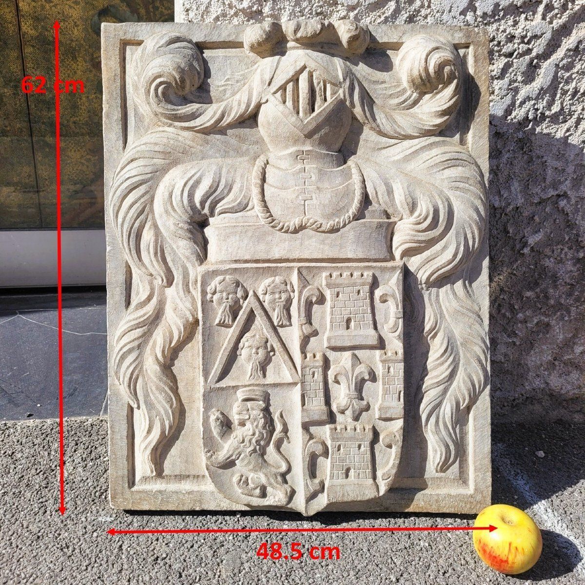 Blason en marbre sculpté H. 62 cm, orné de divers écus, XVIIe siècle ou antérieur photo furniture