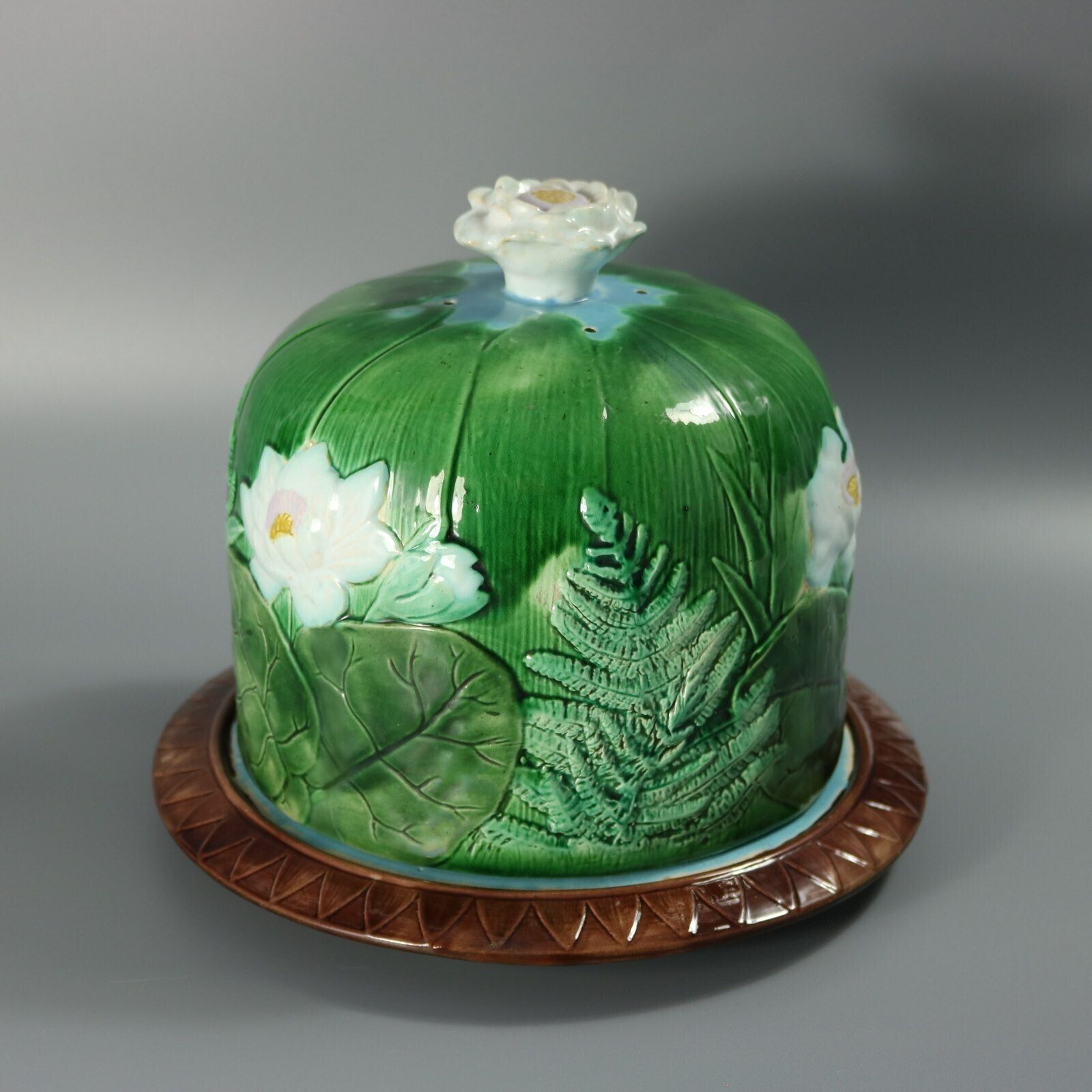 Holdcroft Majolica Pond Lily kaasstolp met onderbord photo for sale