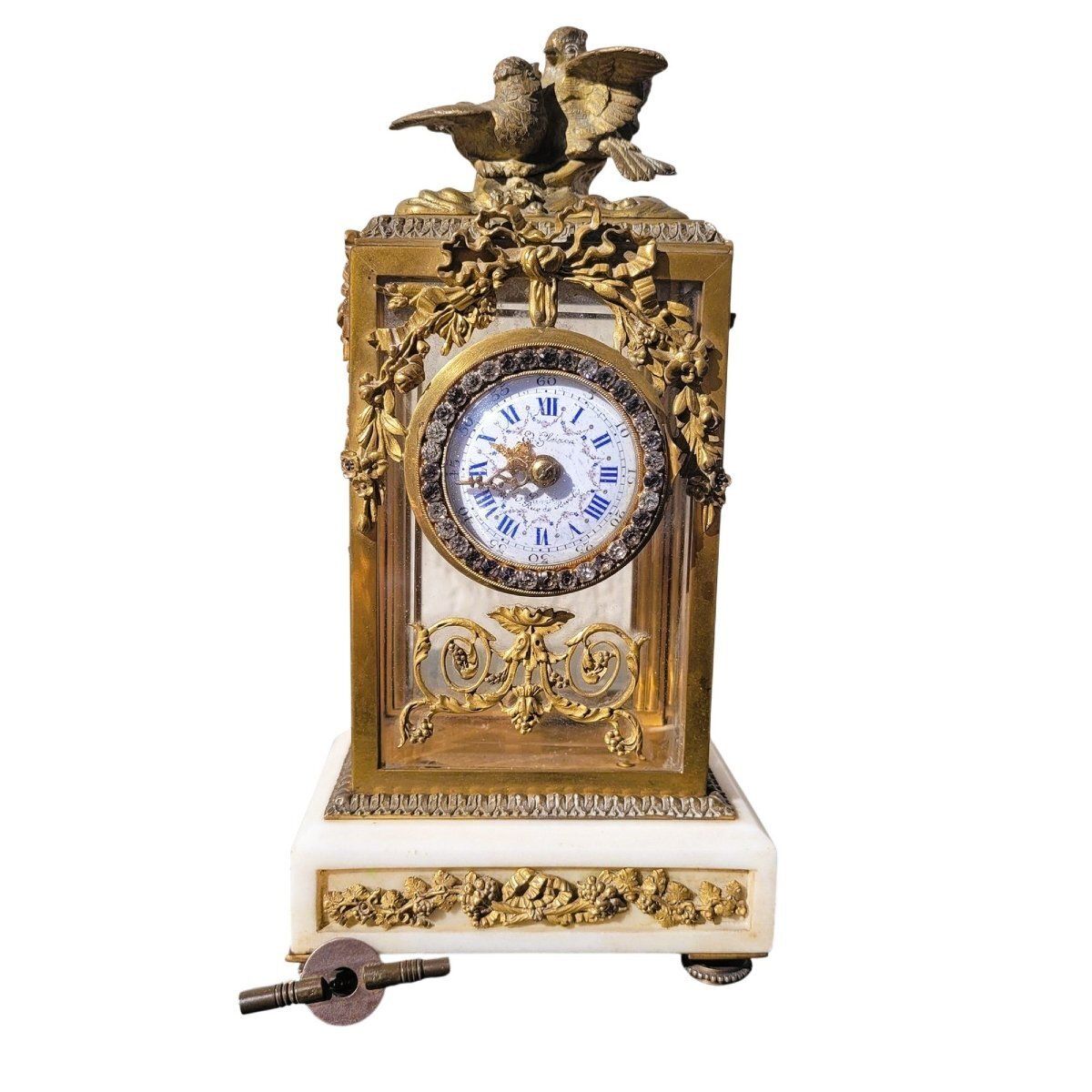 Pendule de style Louis XVI en bronze et marbre blanc, XIXe siècle