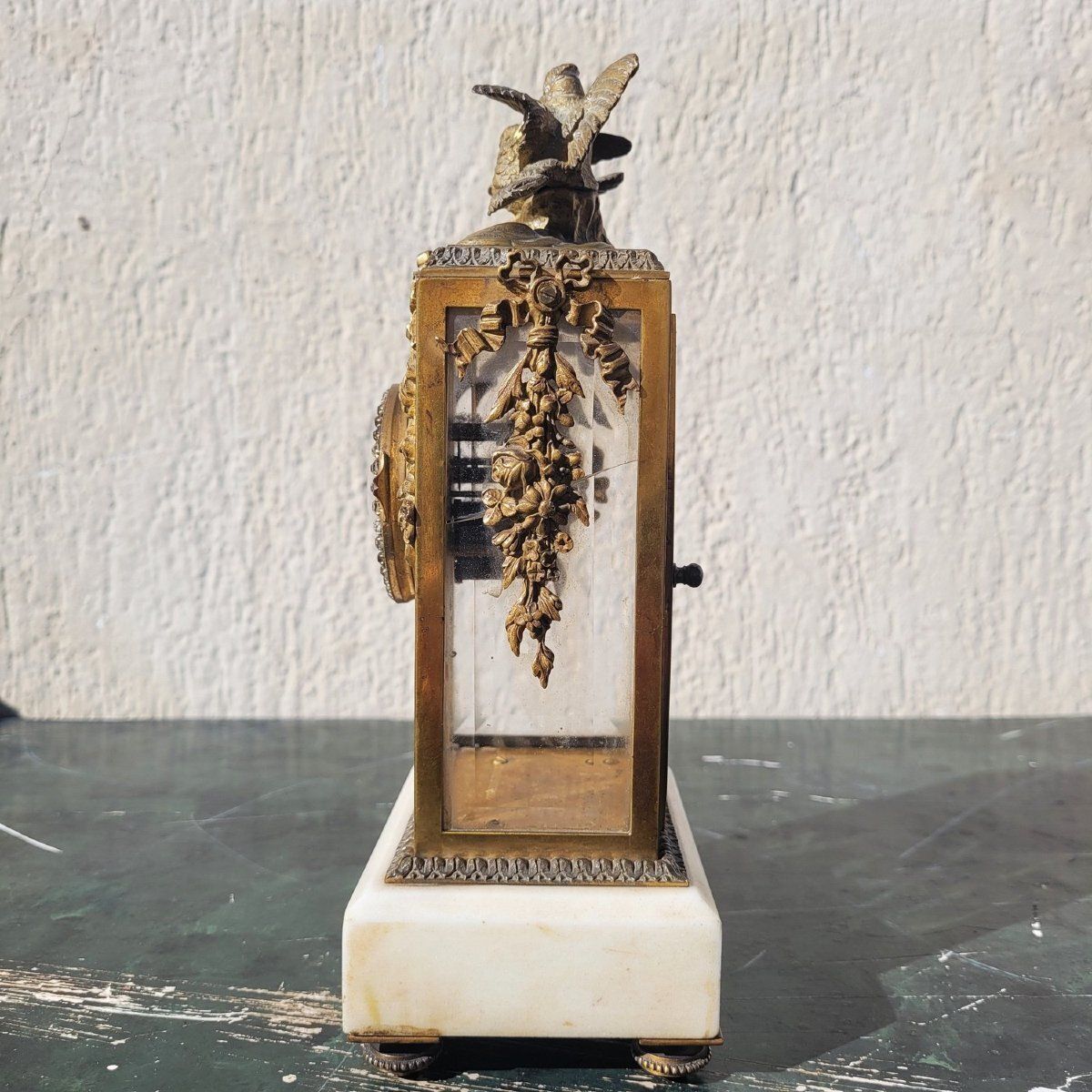 Pendule de style Louis XVI en bronze et marbre blanc, XIXe siècle photo buy