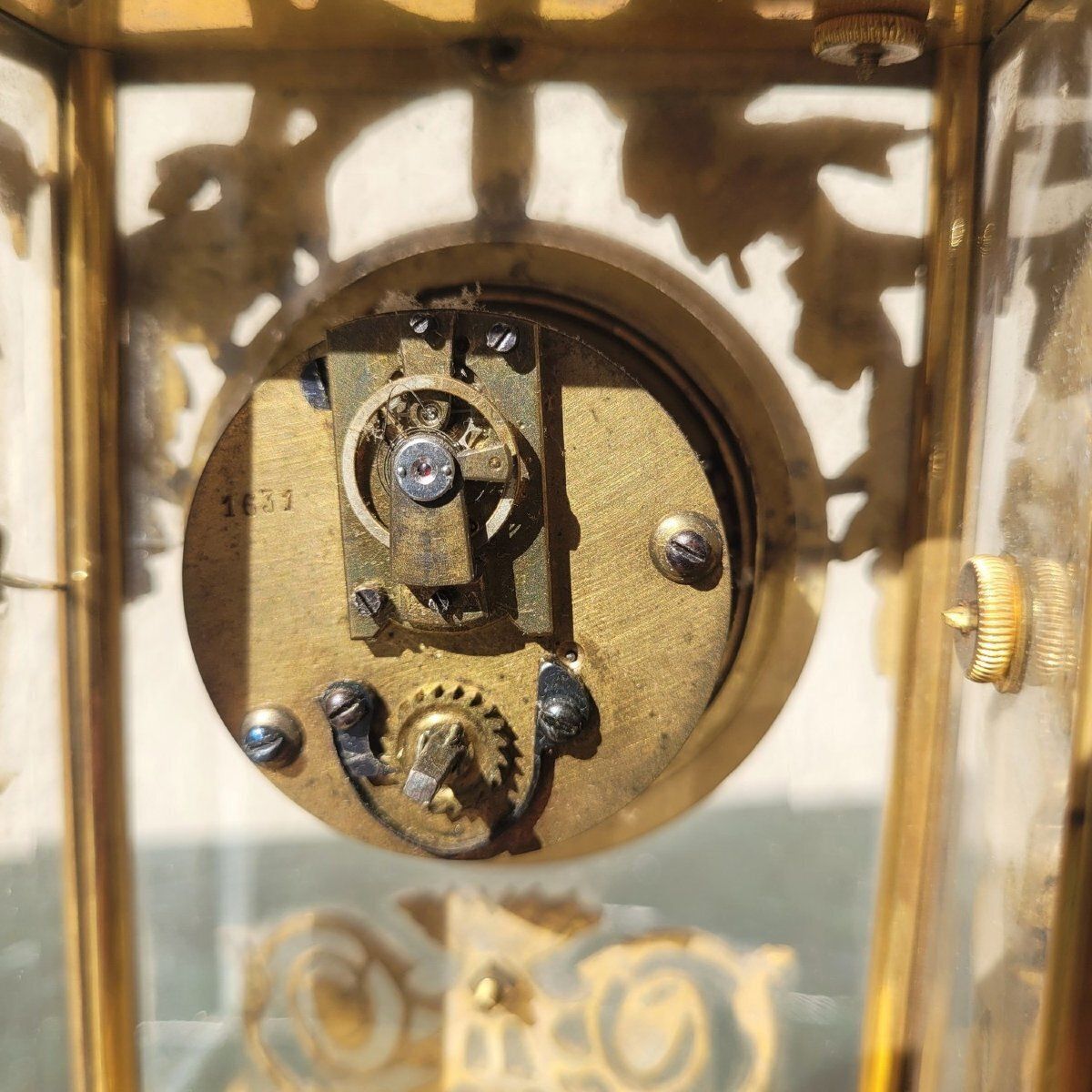 photo for sale Pendule de style Louis XVI en bronze et marbre blanc, XIXe siècle