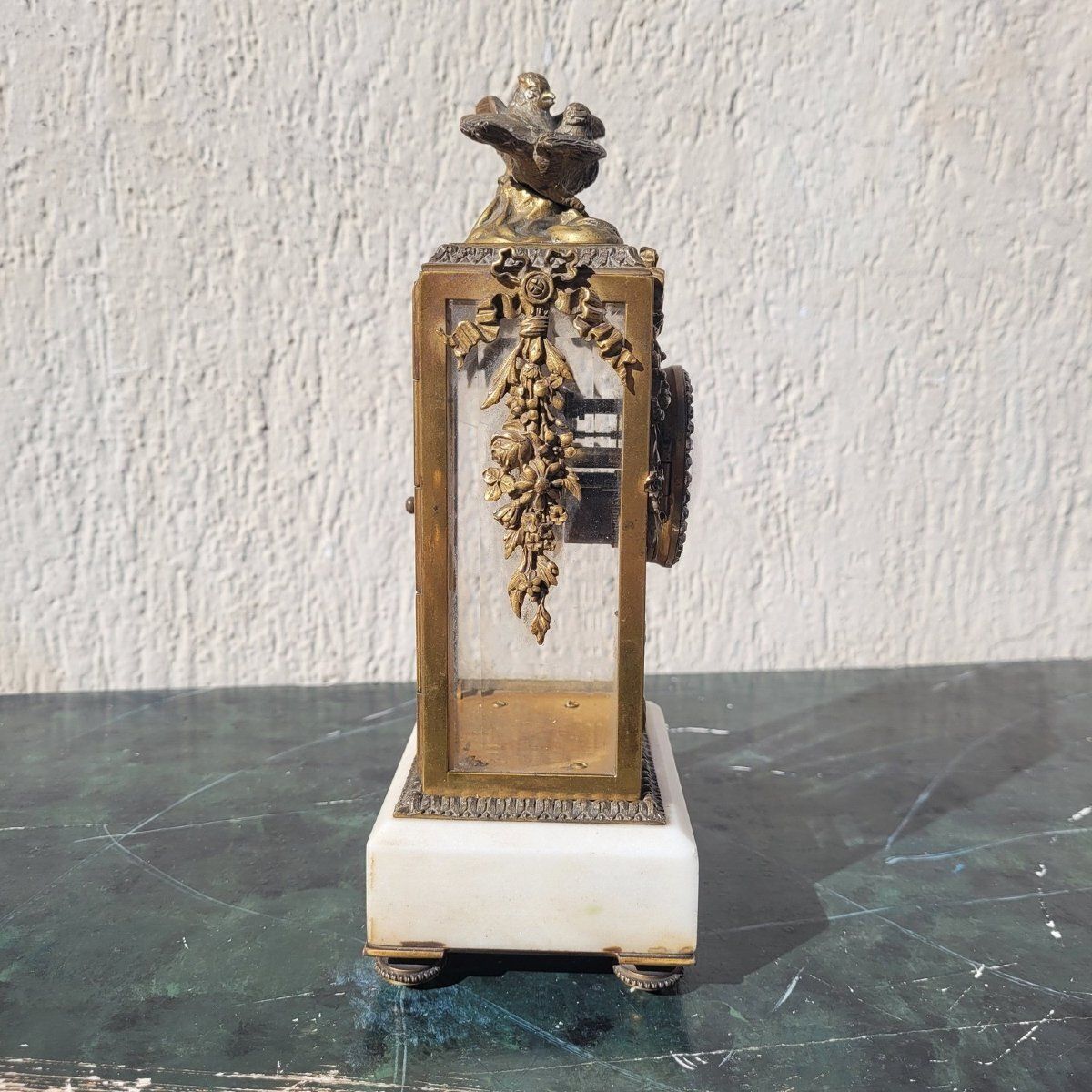 880.0 Pendule de style Louis XVI en bronze et marbre blanc, XIXe siècle photo