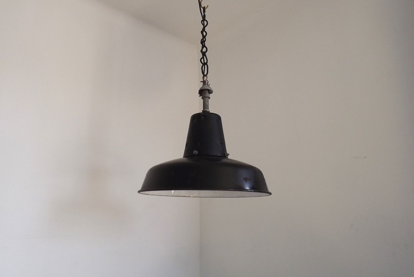 Suspension d'atelier émaillée « Reflecto Lux », France, années 1950 photo Luminaires