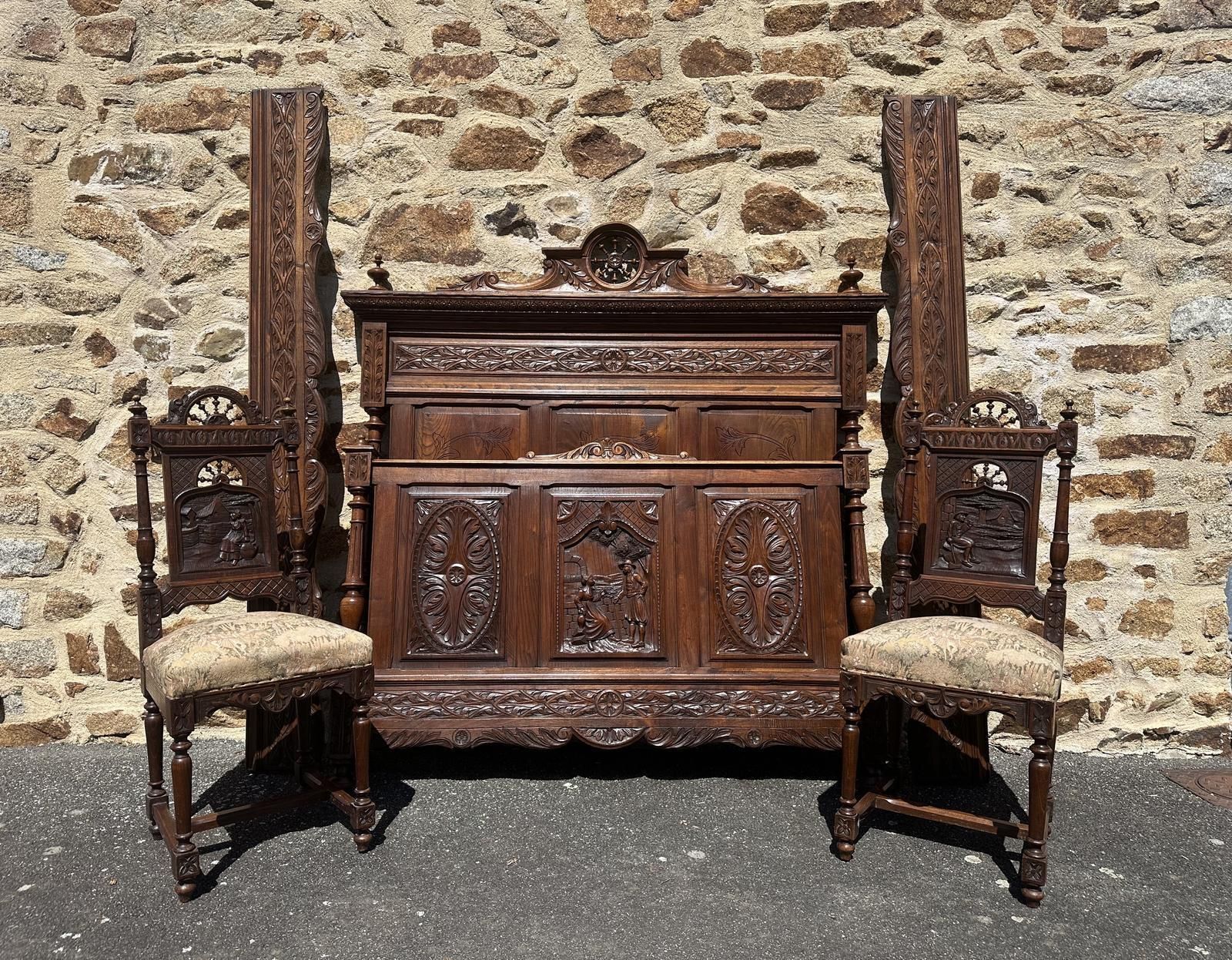photo vintage Antique French Breton Carved Bedroom Suite