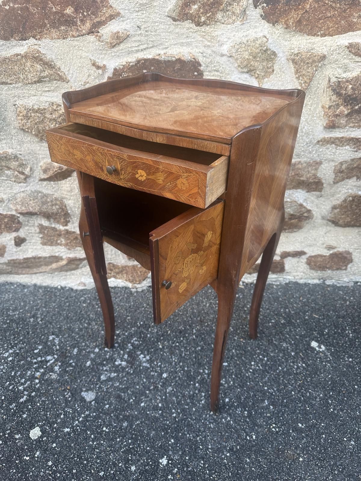 photo vinterior French Marquetry Bedside Tables Louis XV Cabinets