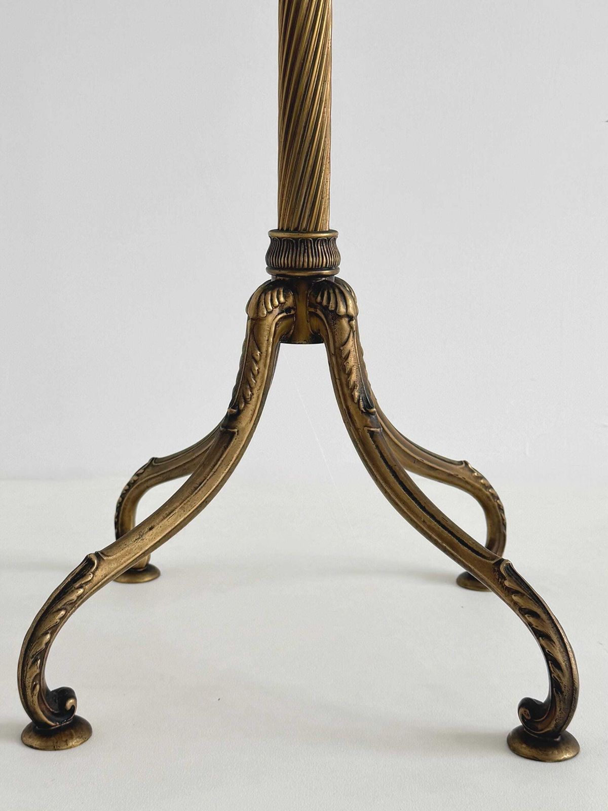 photo vintage Vintage Brass Coat Rack With Antique Patina And Shield Hooks