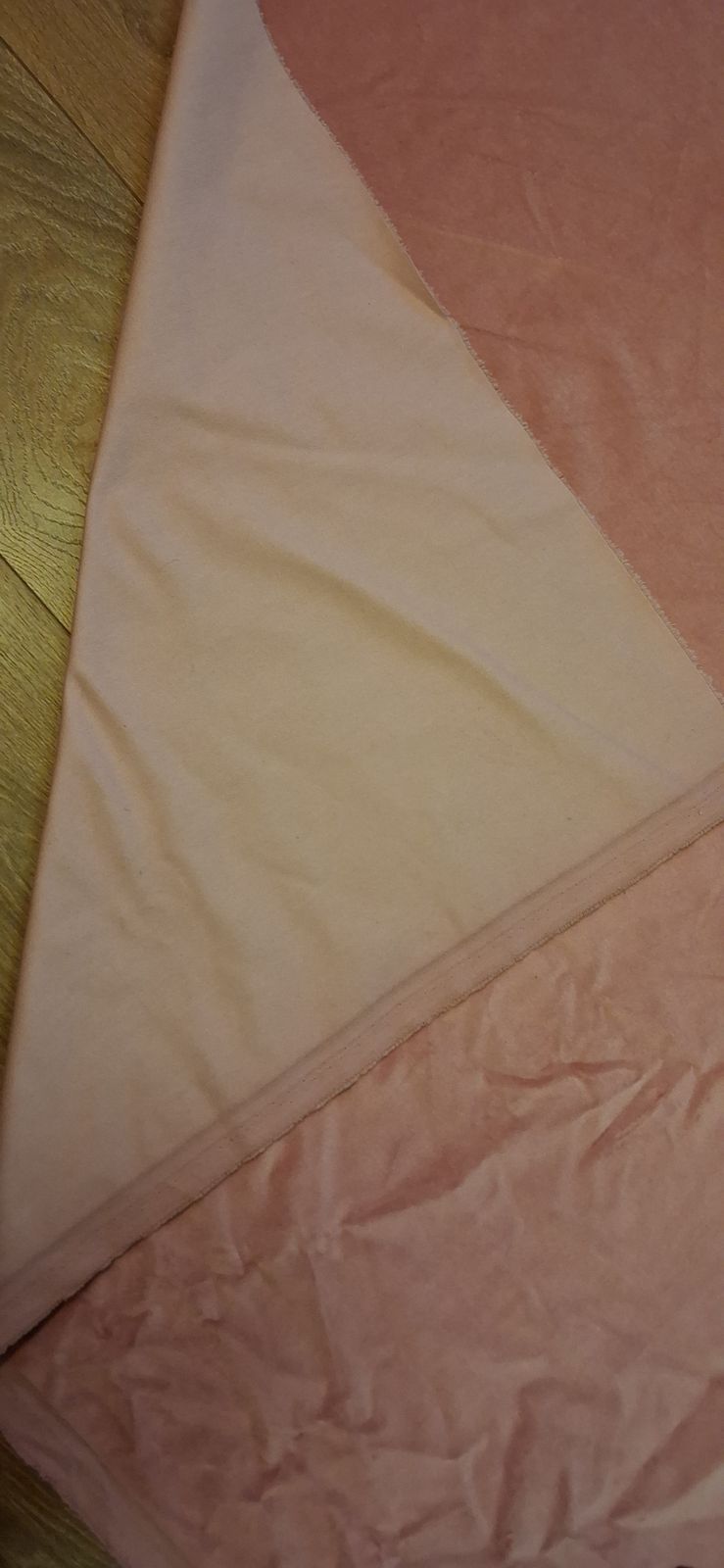 photo vinterior Roll Of Pink Upholstery Velvet Fabric