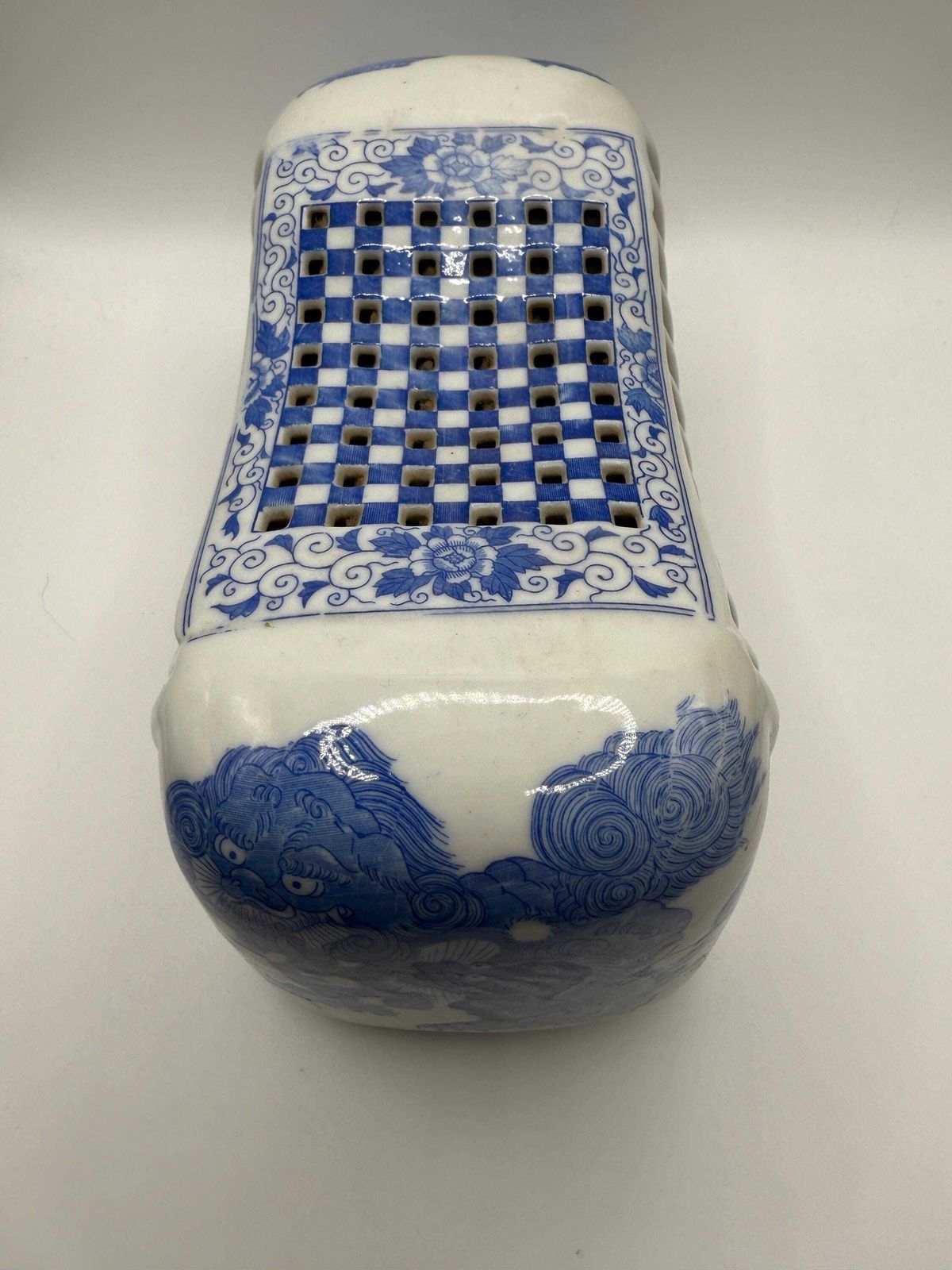 Japans blauw-wit porseleinen hoofdsteun | Shishi leeuw | Opengewerkt rasterpatroon | Keramisch kussen | Vintage Japan photo buy