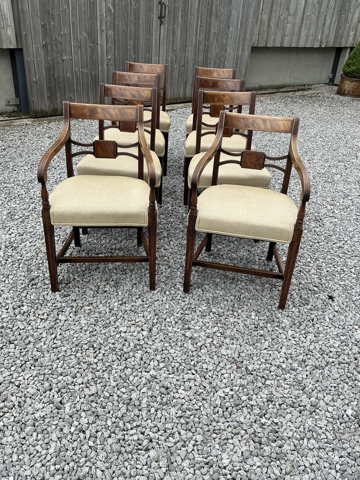 photo vintage A Superb Set Of 8 Mahogany Georgian Chairs 6 Singles And 2 Carvers