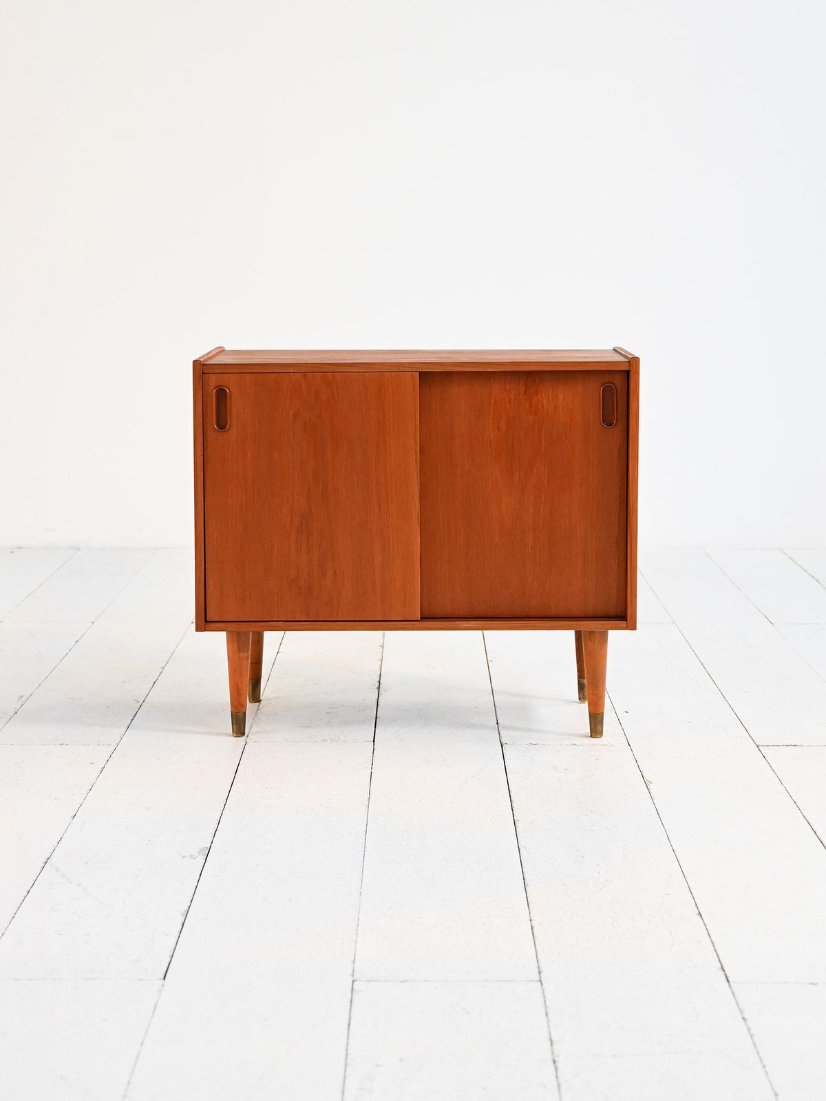 Mid-Century teakhouten kast – Noord-Europese productie, ca. jaren 1950 photo furniture